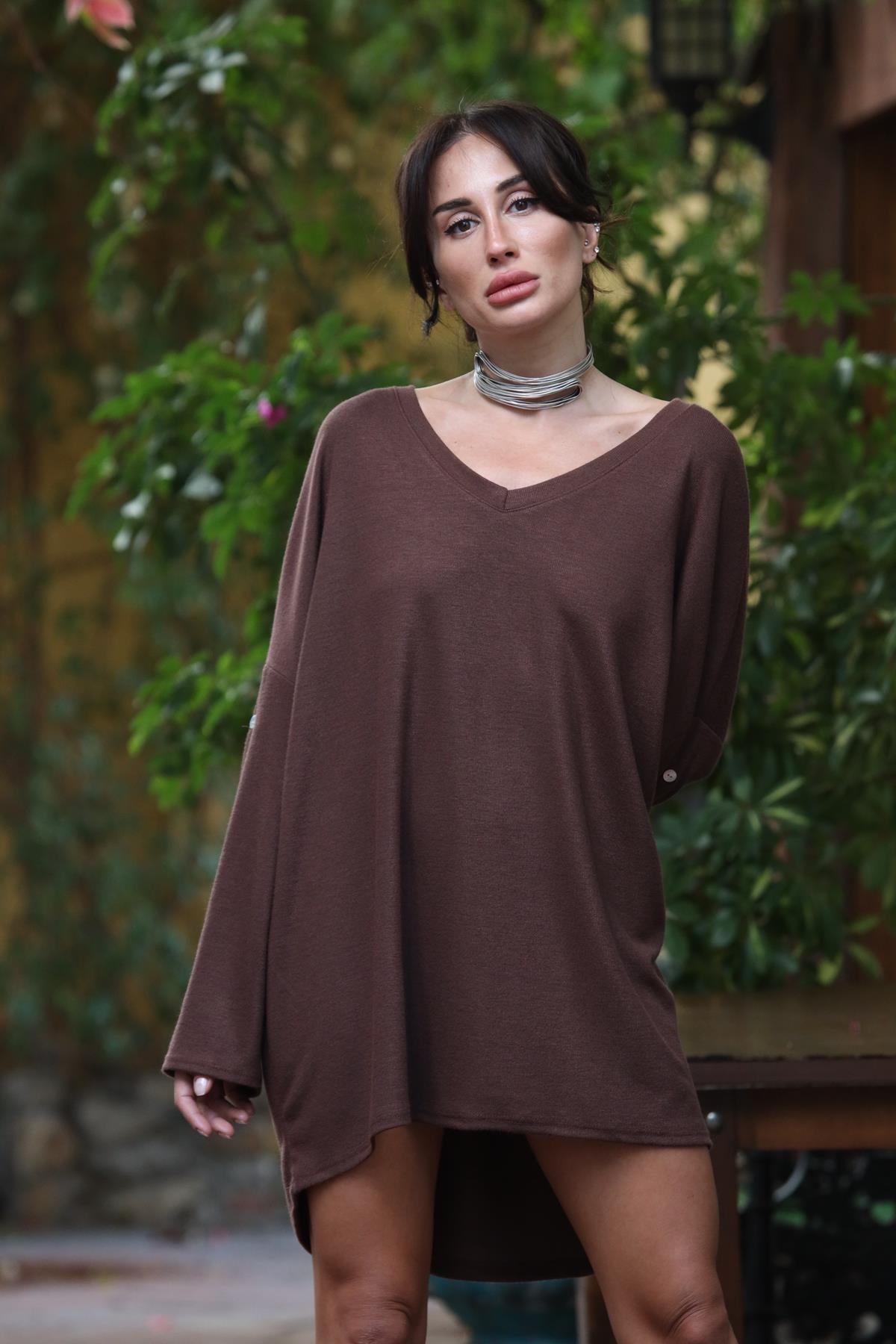Kahverengi V Yaka Kolları Apoletli Yumuşak Doku Tunik