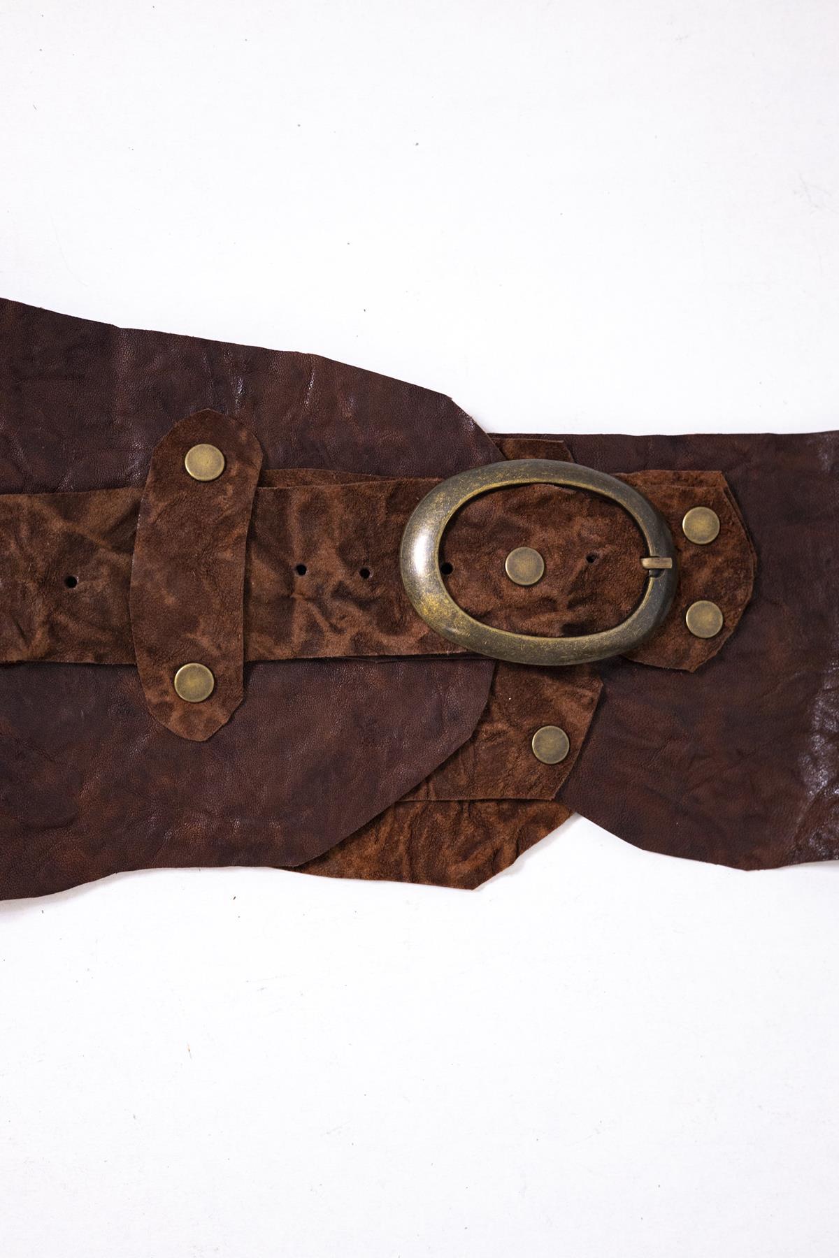 Kahverengi Zımbalı Parçalı Deri Kemer