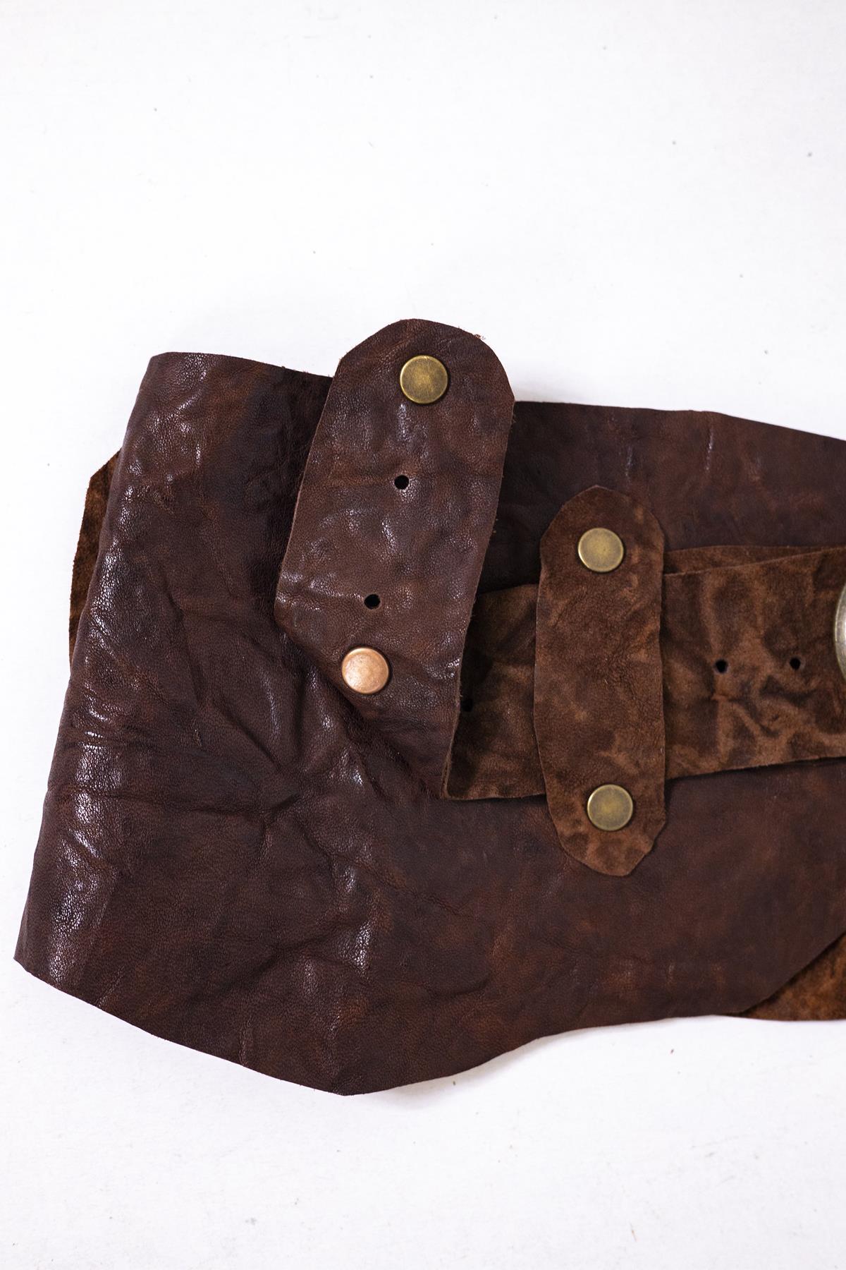 Kahverengi Zımbalı Parçalı Deri Kemer