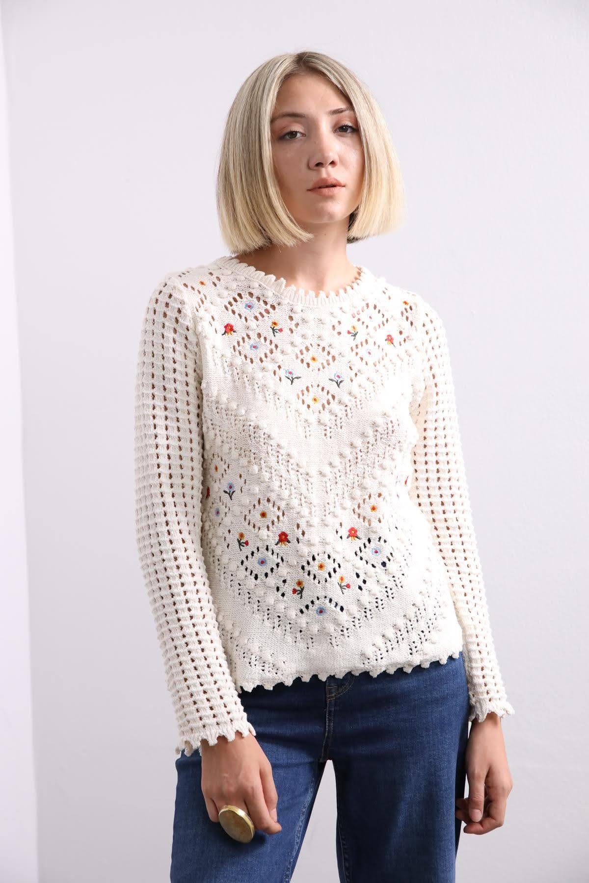  Ekru Rengi Kabartma Detaylı Triko Kazak