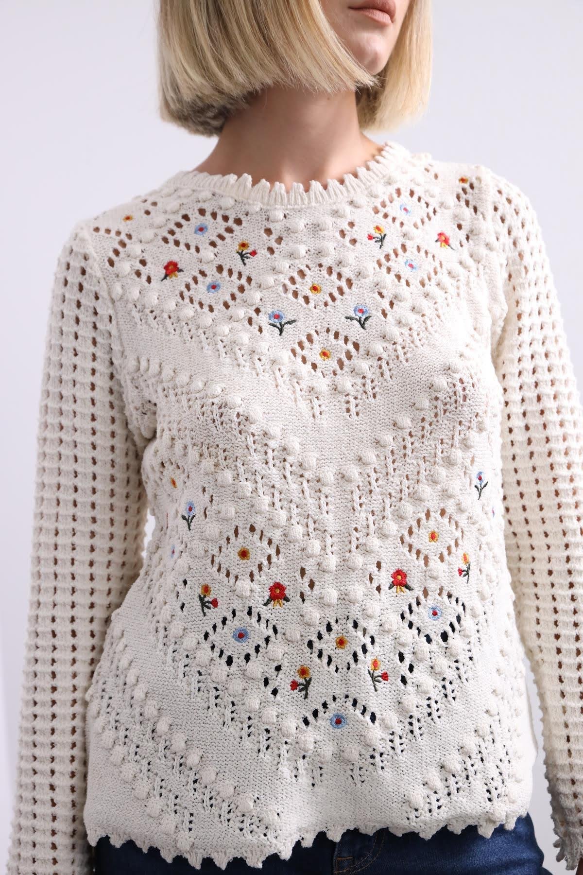  Ekru Rengi Kabartma Detaylı Triko Kazak