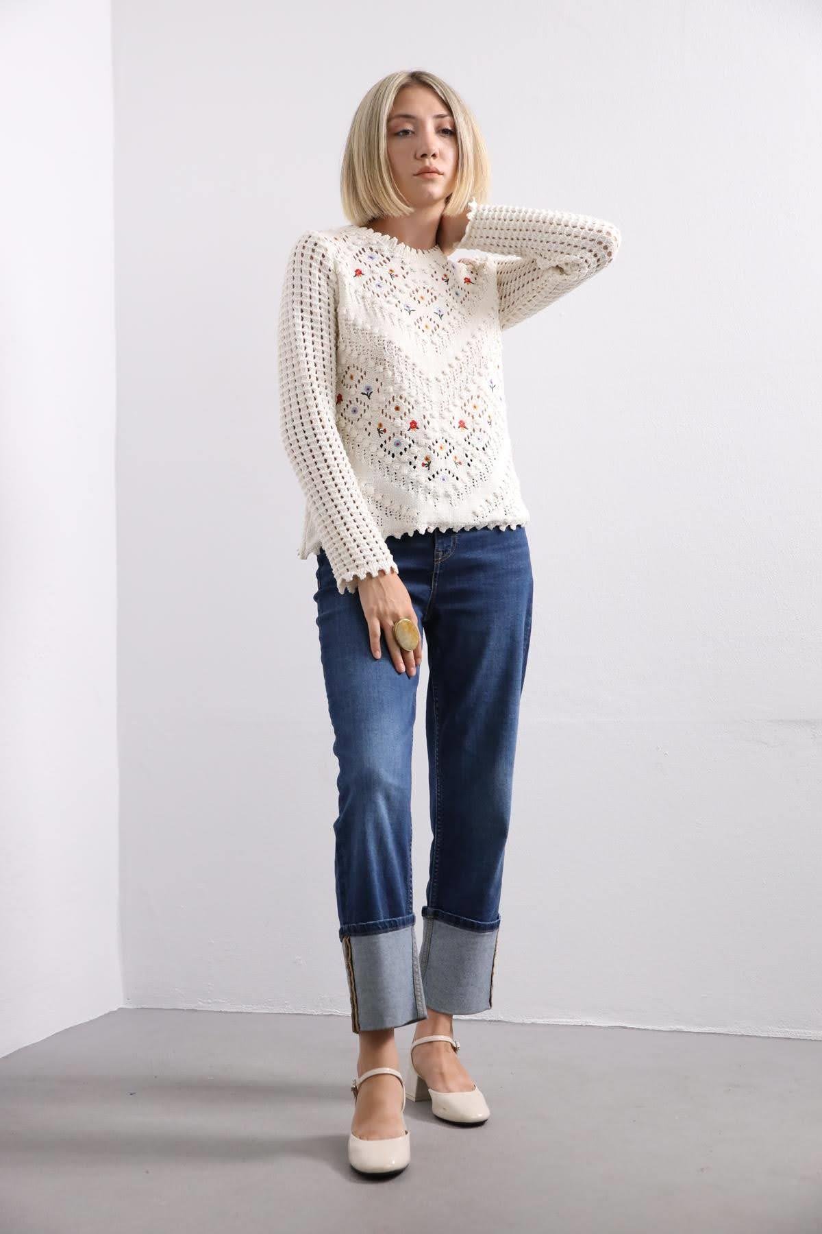  Ekru Rengi Kabartma Detaylı Triko Kazak