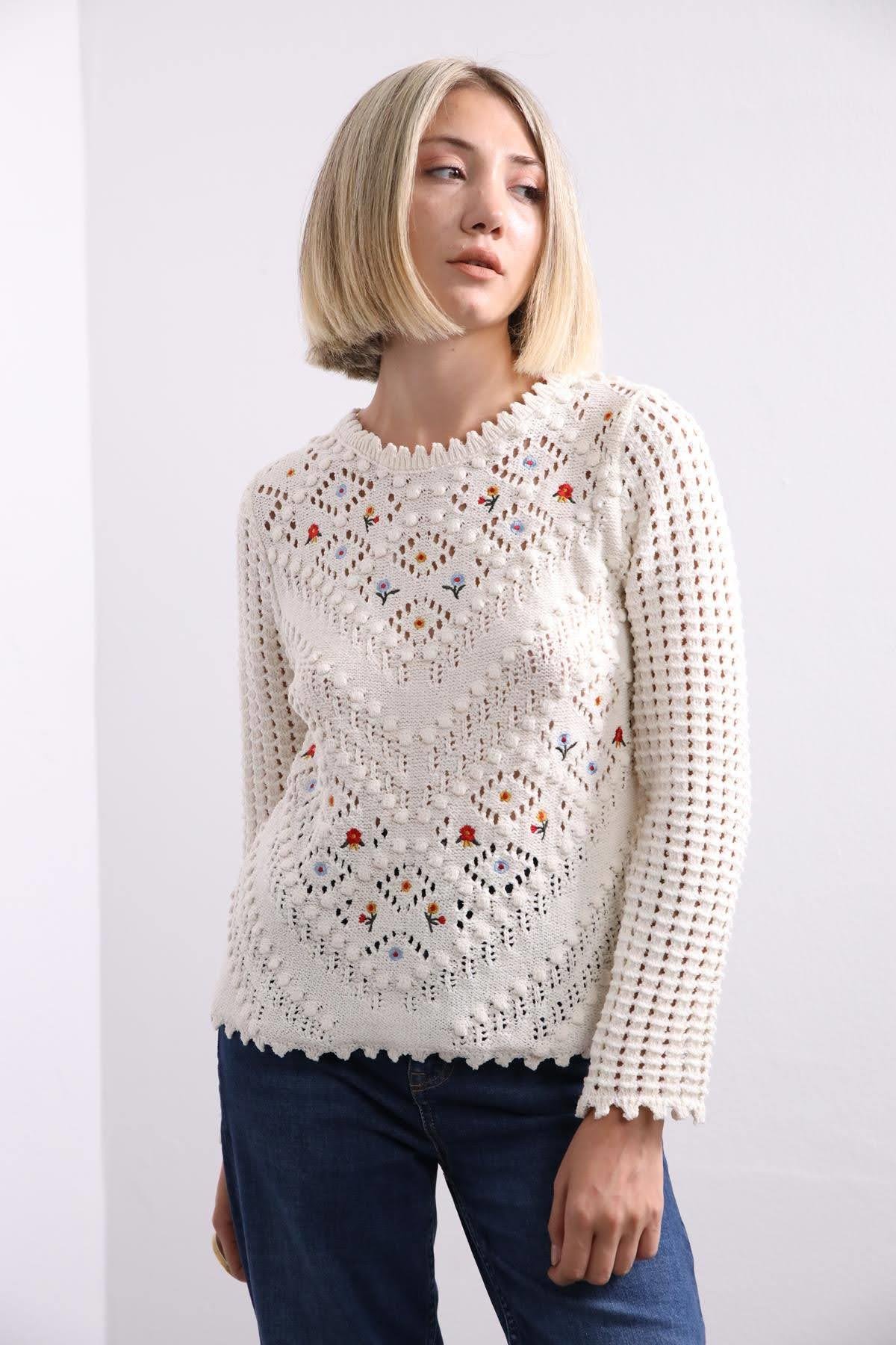  Ekru Rengi Kabartma Detaylı Triko Kazak