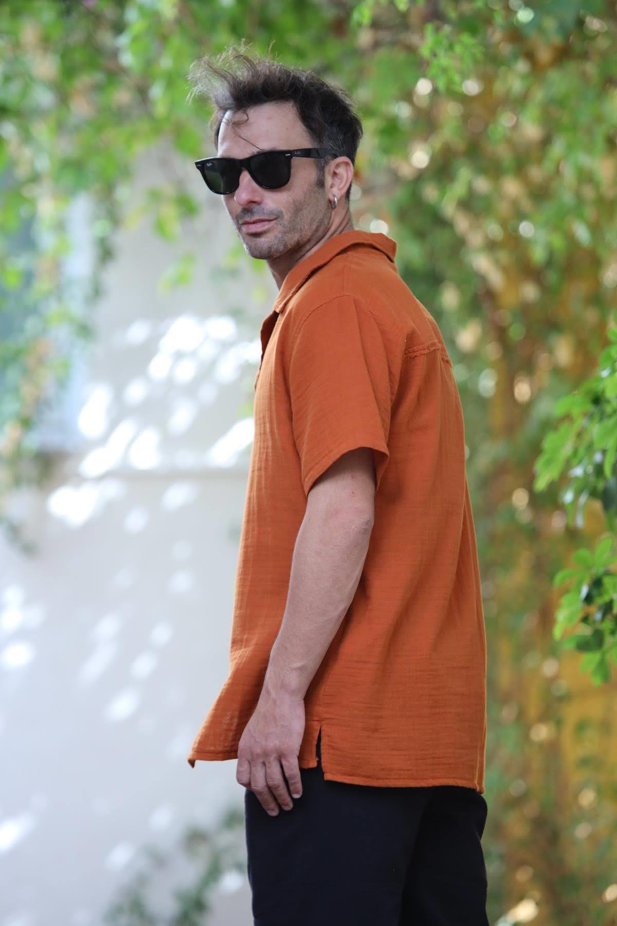 Kiremit Rengi Sırtı Püsküllü Kısa Kollu Erkek Gömlek