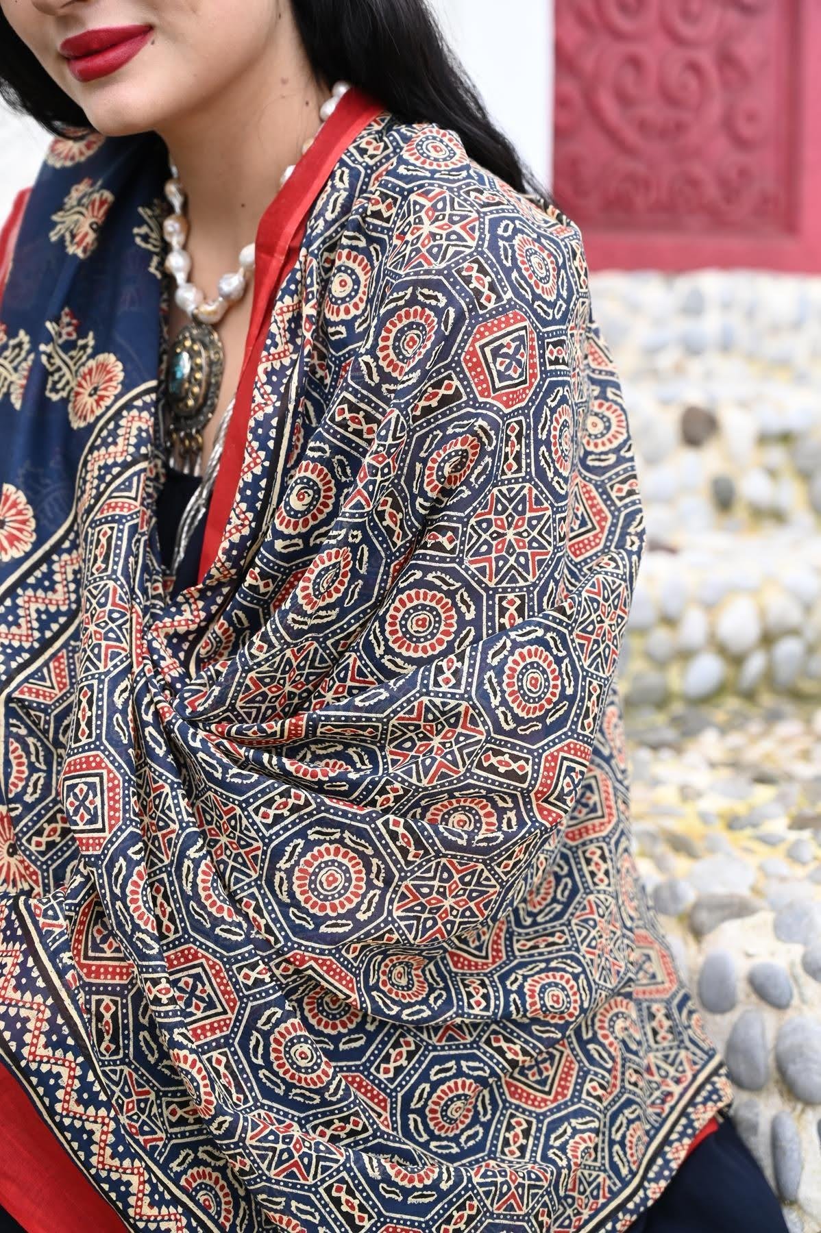 Kırmızı Desenli Otantik Şal