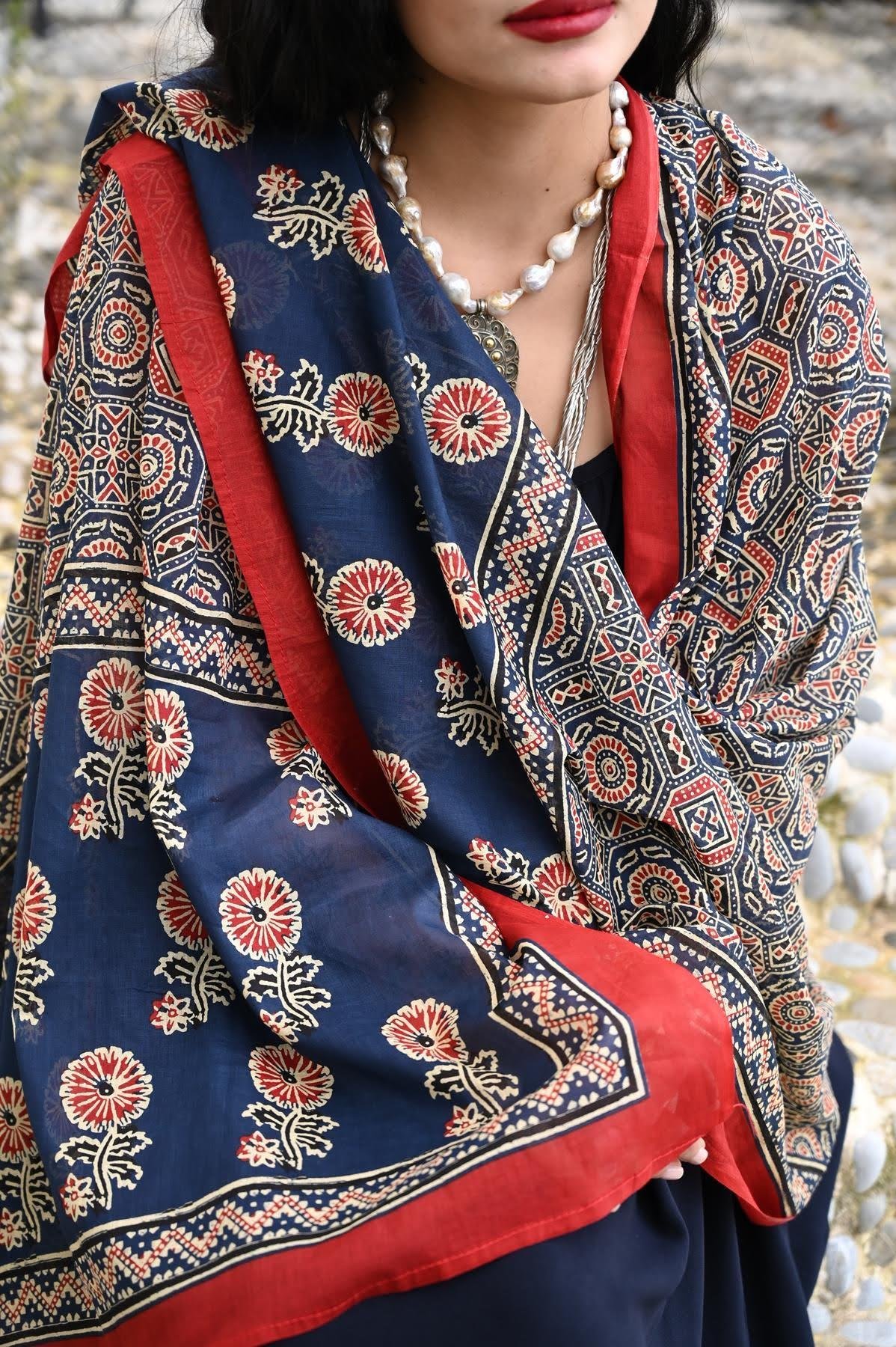 Kırmızı Desenli Otantik Şal