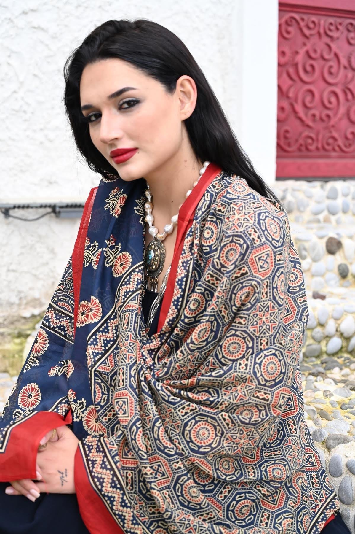 Kırmızı Desenli Otantik Şal