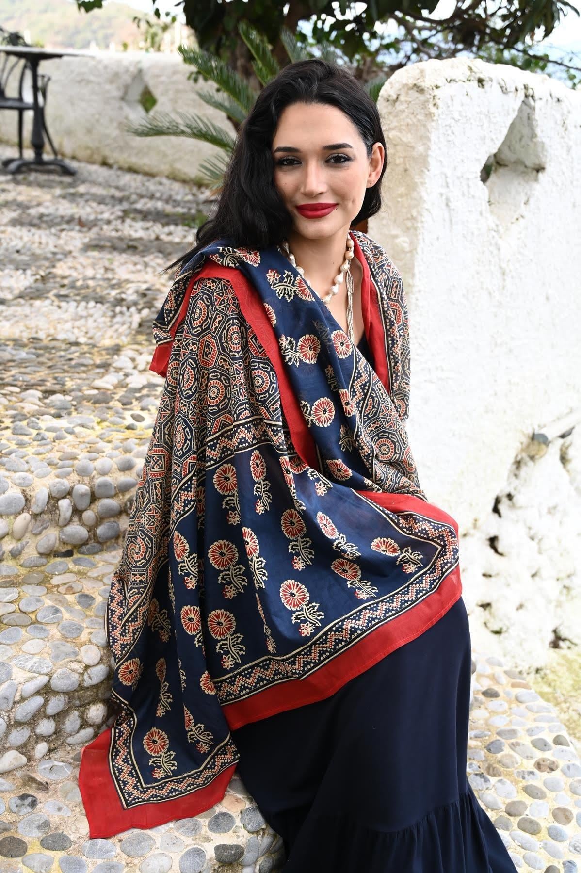 Kırmızı Desenli Otantik Şal