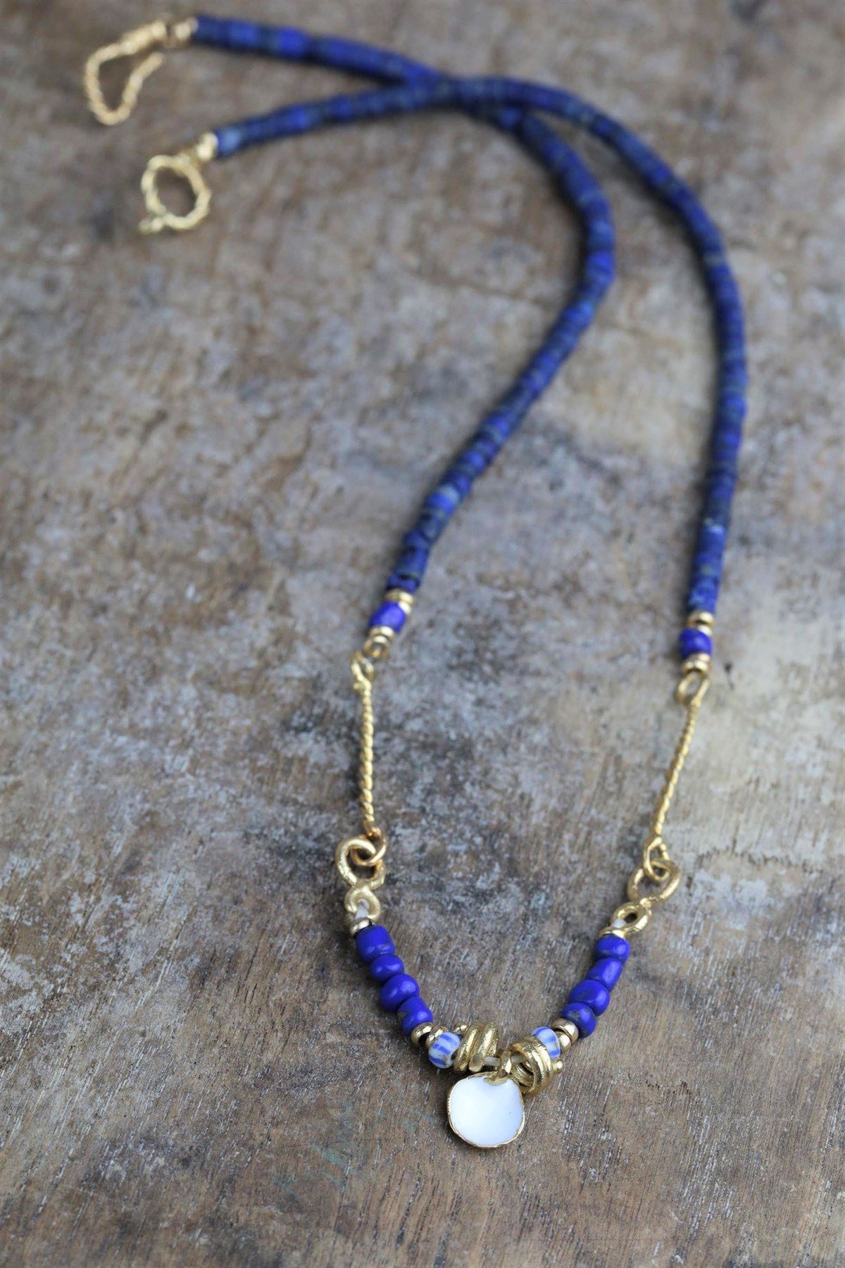 Lapis Beyaz Emaye Detaylı Tasarım Kolye - Şaman Butik Lapis Beyaz Emaye Detaylı Tasarım Kolye