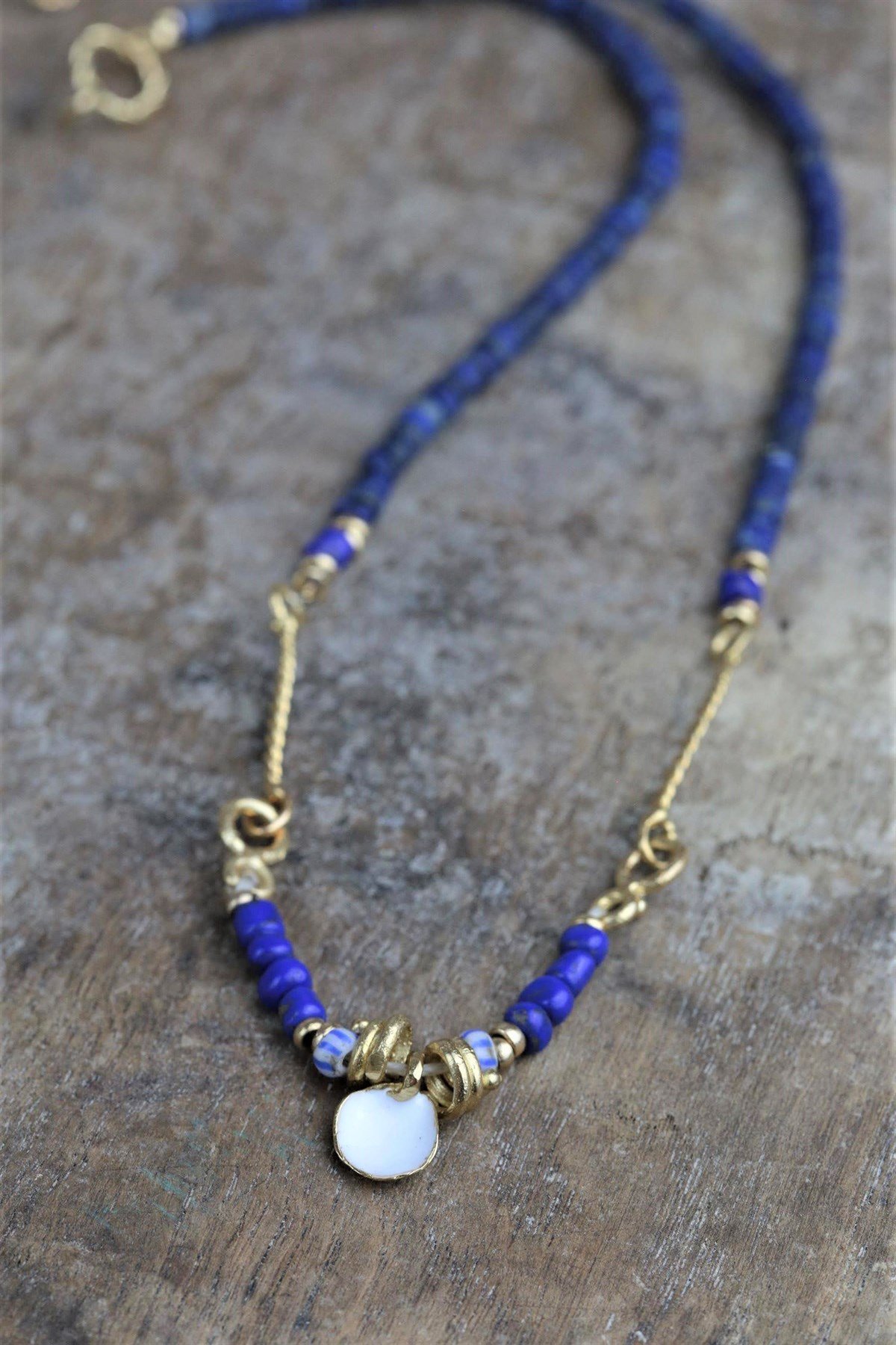 Lapis Beyaz Emaye Detaylı Tasarım Kolye - Şaman Butik Lapis Beyaz Emaye Detaylı Tasarım Kolye