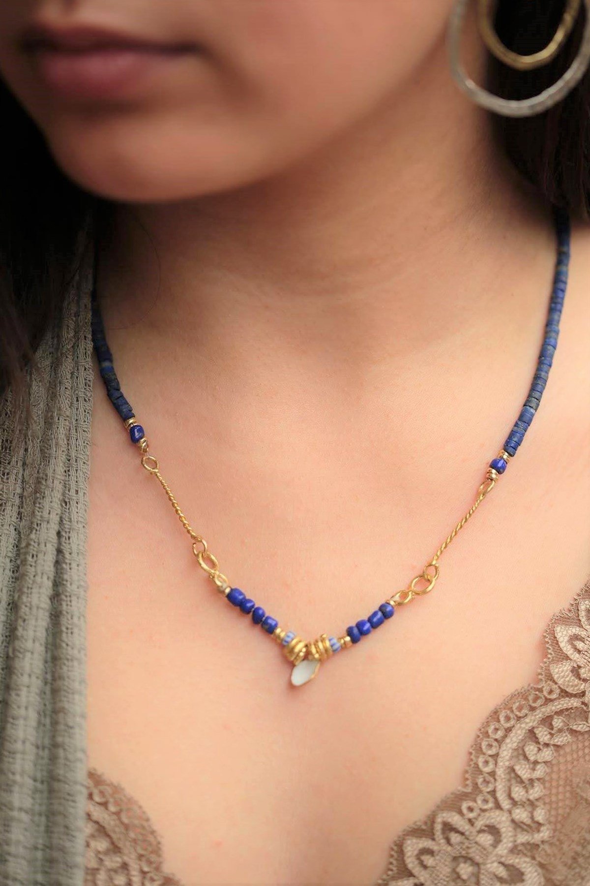 Lapis Beyaz Emaye Detaylı Tasarım Kolye - Şaman Butik Lapis Beyaz Emaye Detaylı Tasarım Kolye