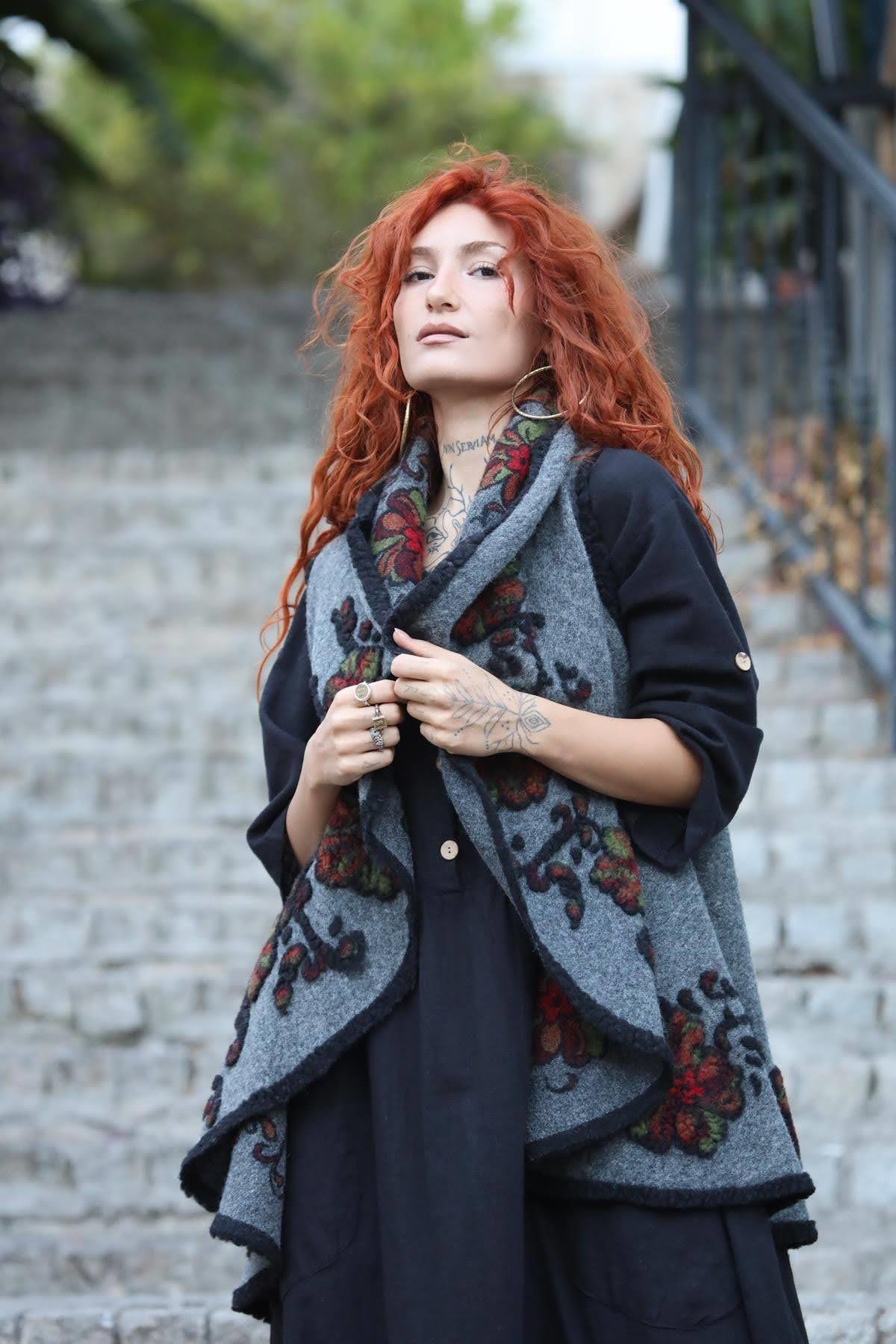 Koyu Gri Çiçek Desenli Keçe Yelek