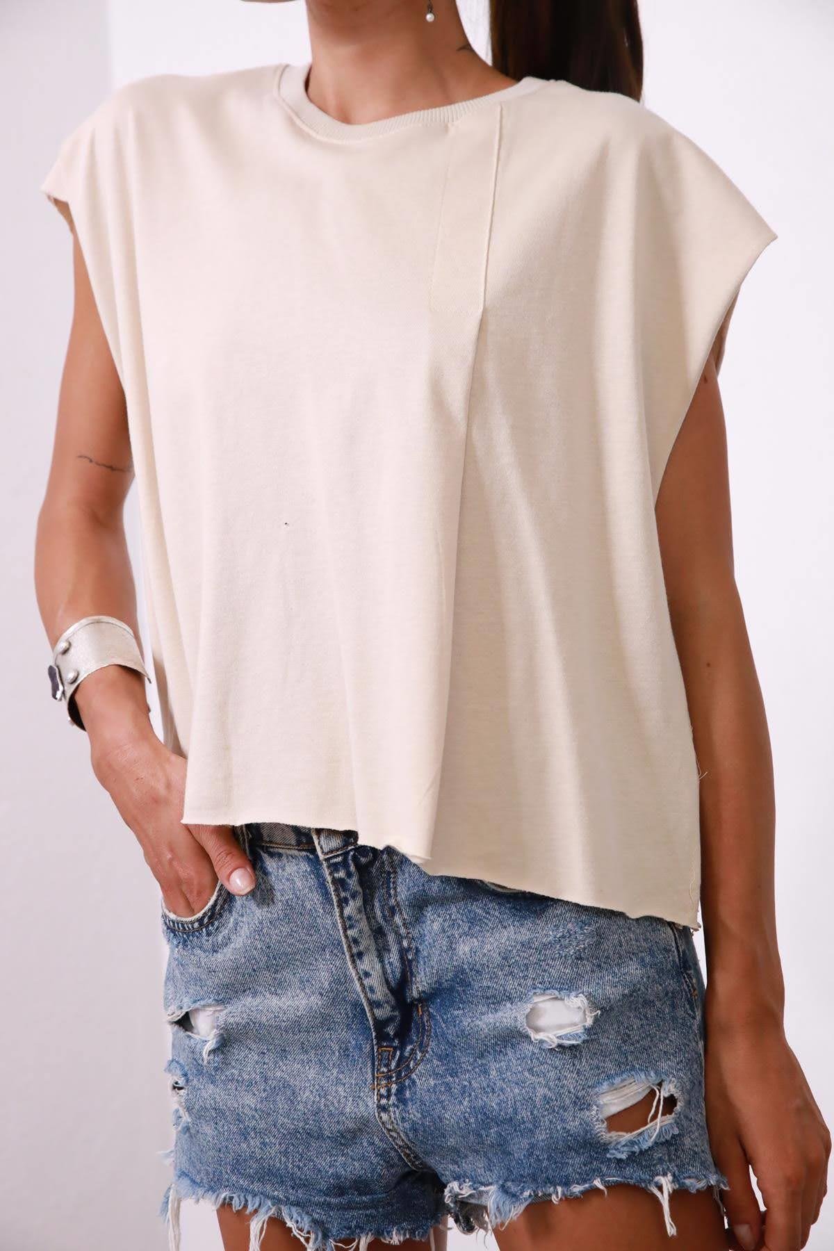 Krem Rengi Bisiklet Yaka Pat Detaylı Salaş Tişört