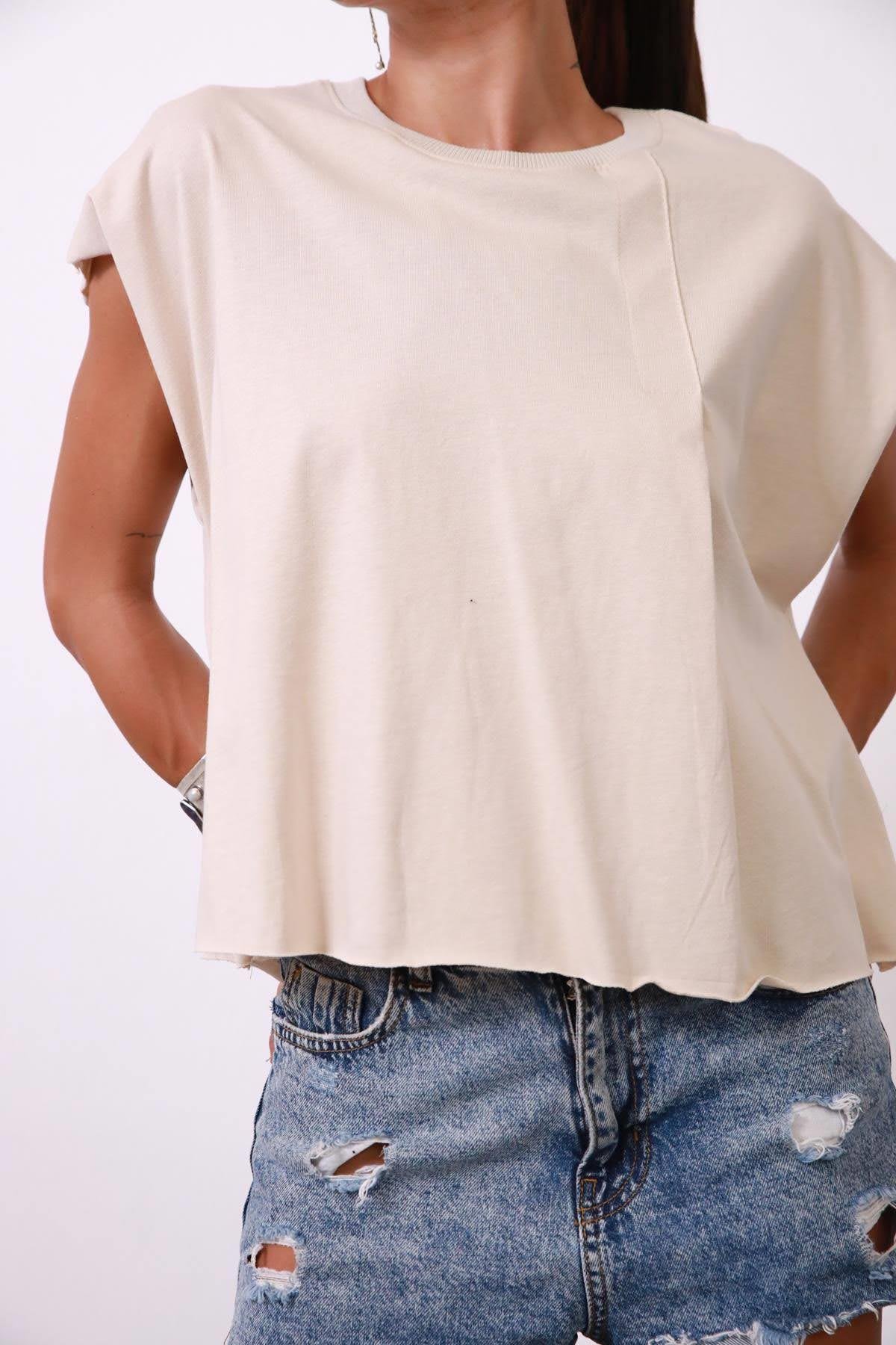 Krem Rengi Bisiklet Yaka Pat Detaylı Salaş Tişört