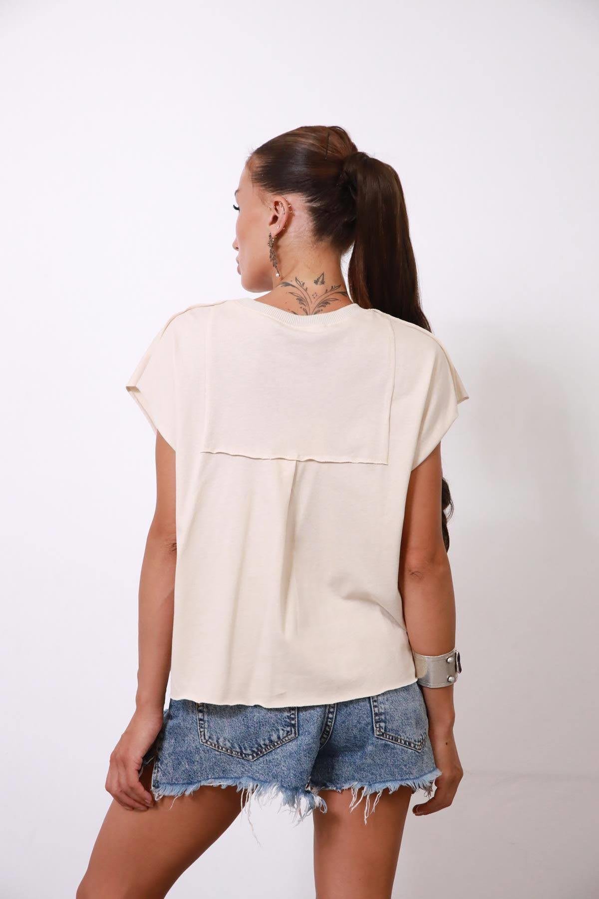 Krem Rengi Bisiklet Yaka Pat Detaylı Salaş Tişört