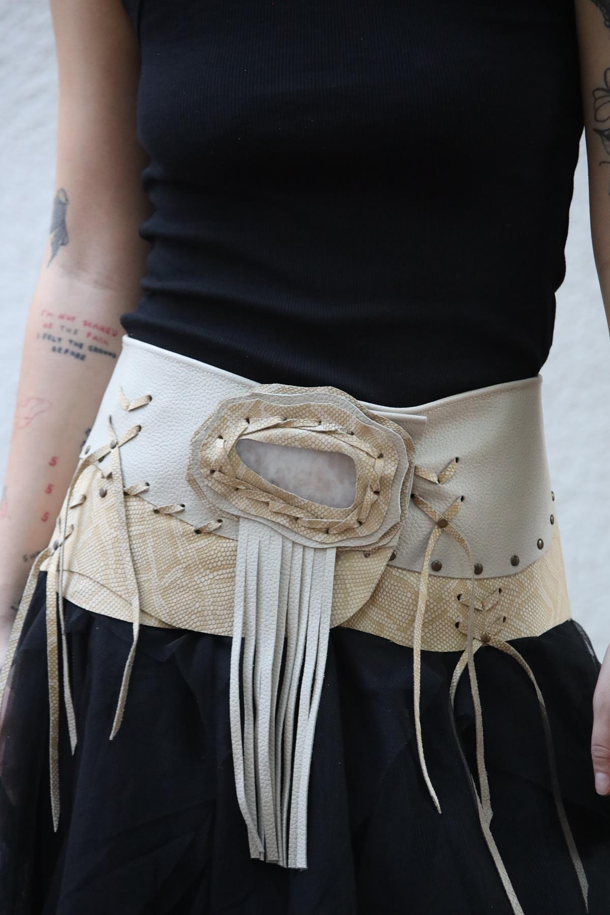 Krem Rengi Desenli Doğal Taşlı Deri Kemer