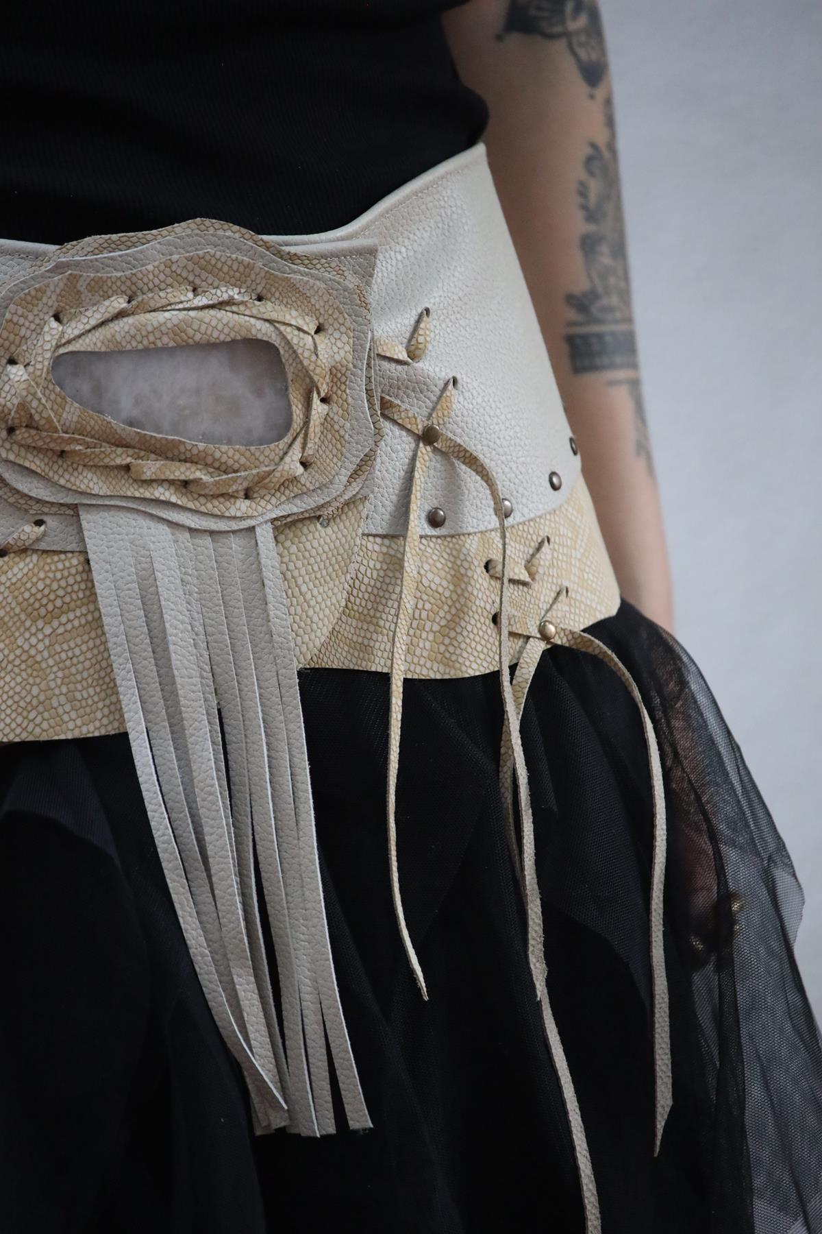 Krem Rengi Desenli Doğal Taşlı Deri Kemer