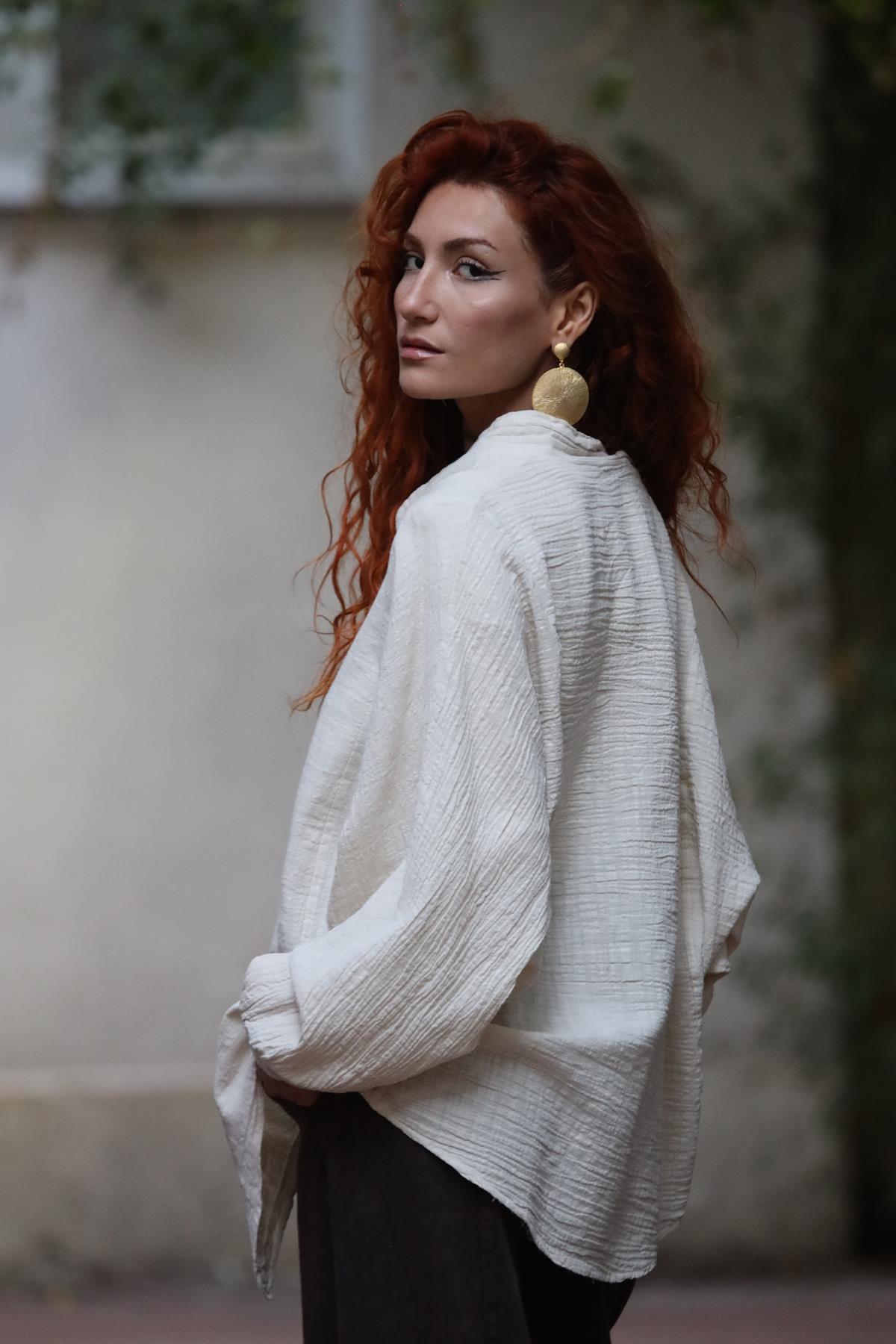 Krem Rengi Hakim Yaka Dikişli Yarasa Kol Gömlek