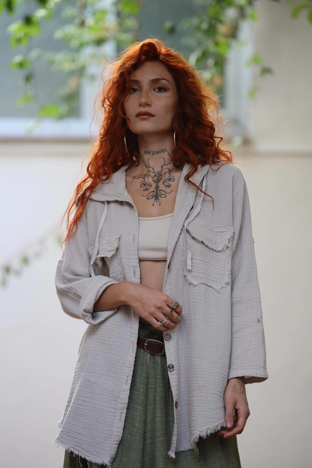 Krem Rengi Kapüşonlu Cepleri Püsküllü Müslin Gömlek