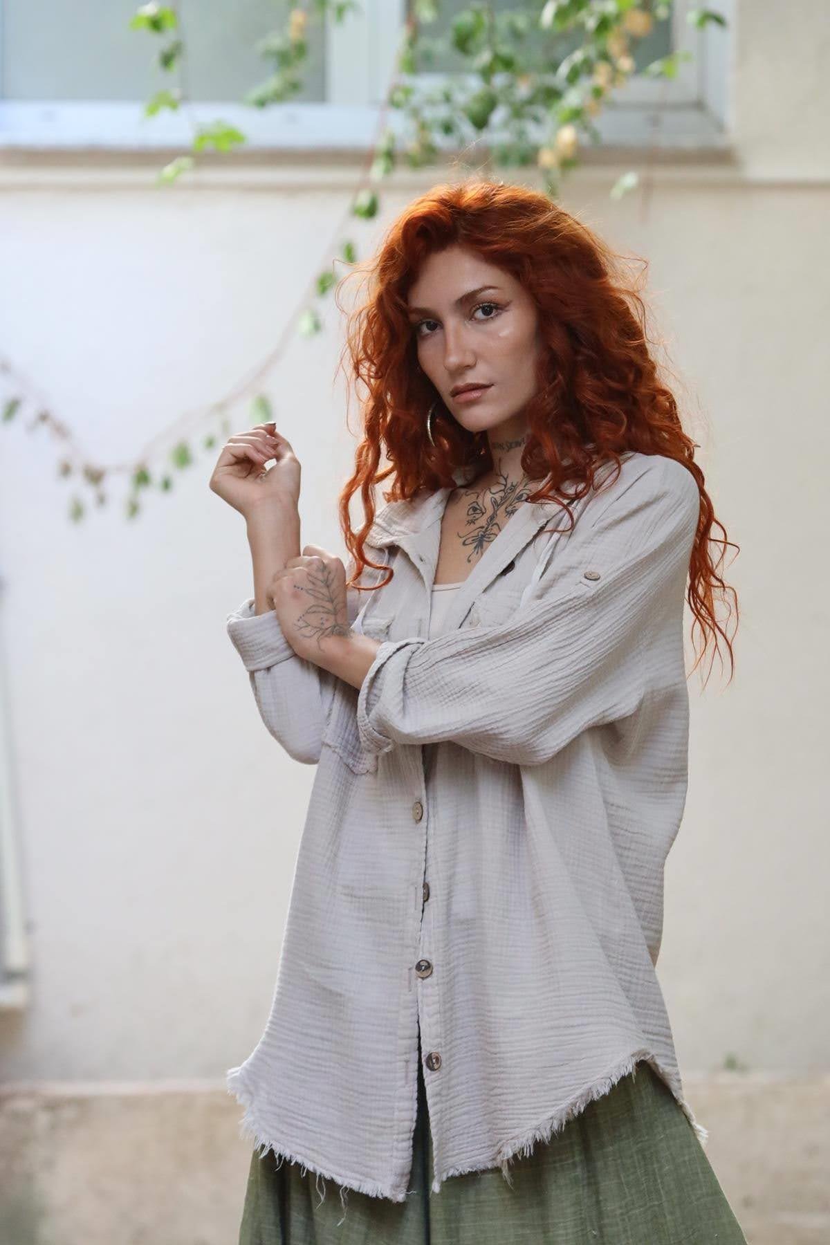 Krem Rengi Kapüşonlu Cepleri Püsküllü Müslin Gömlek