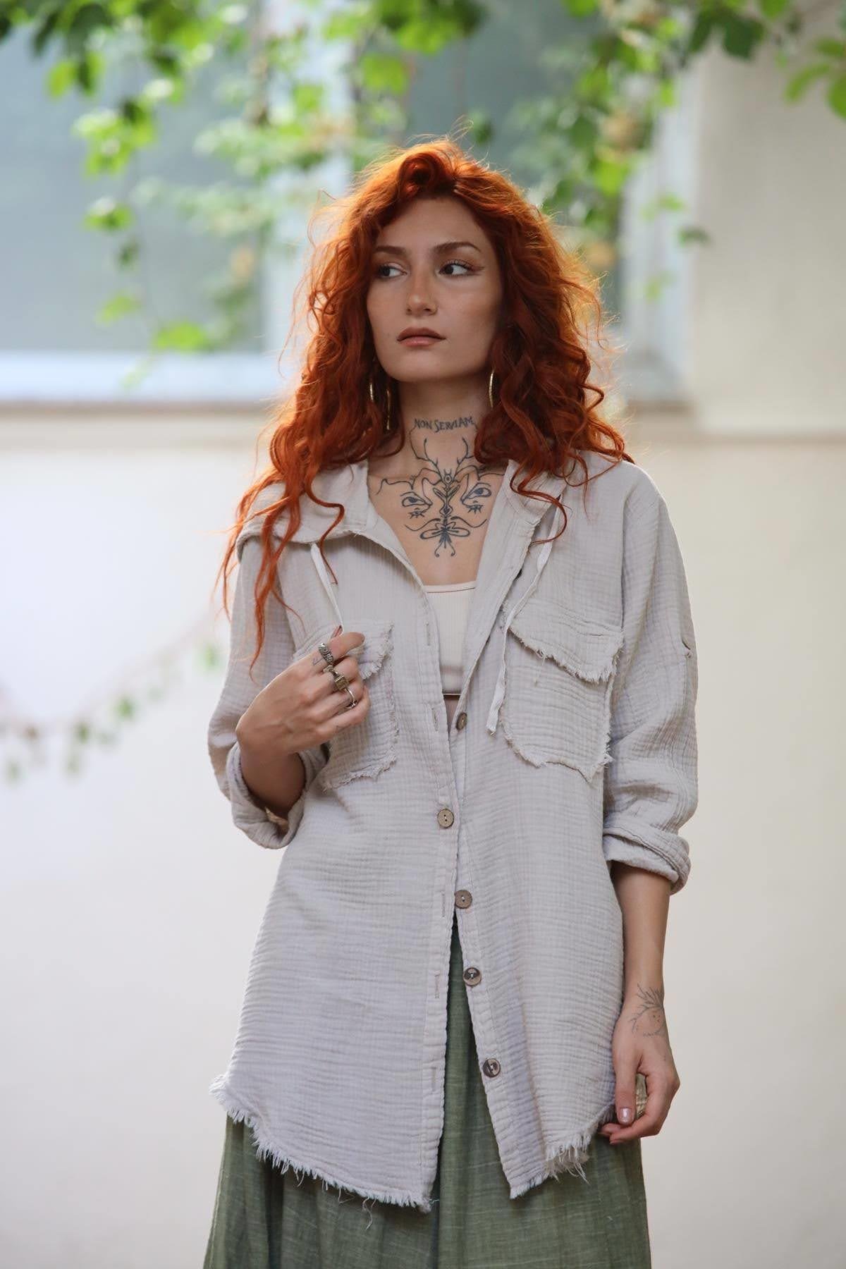 Krem Rengi Kapüşonlu Cepleri Püsküllü Müslin Gömlek