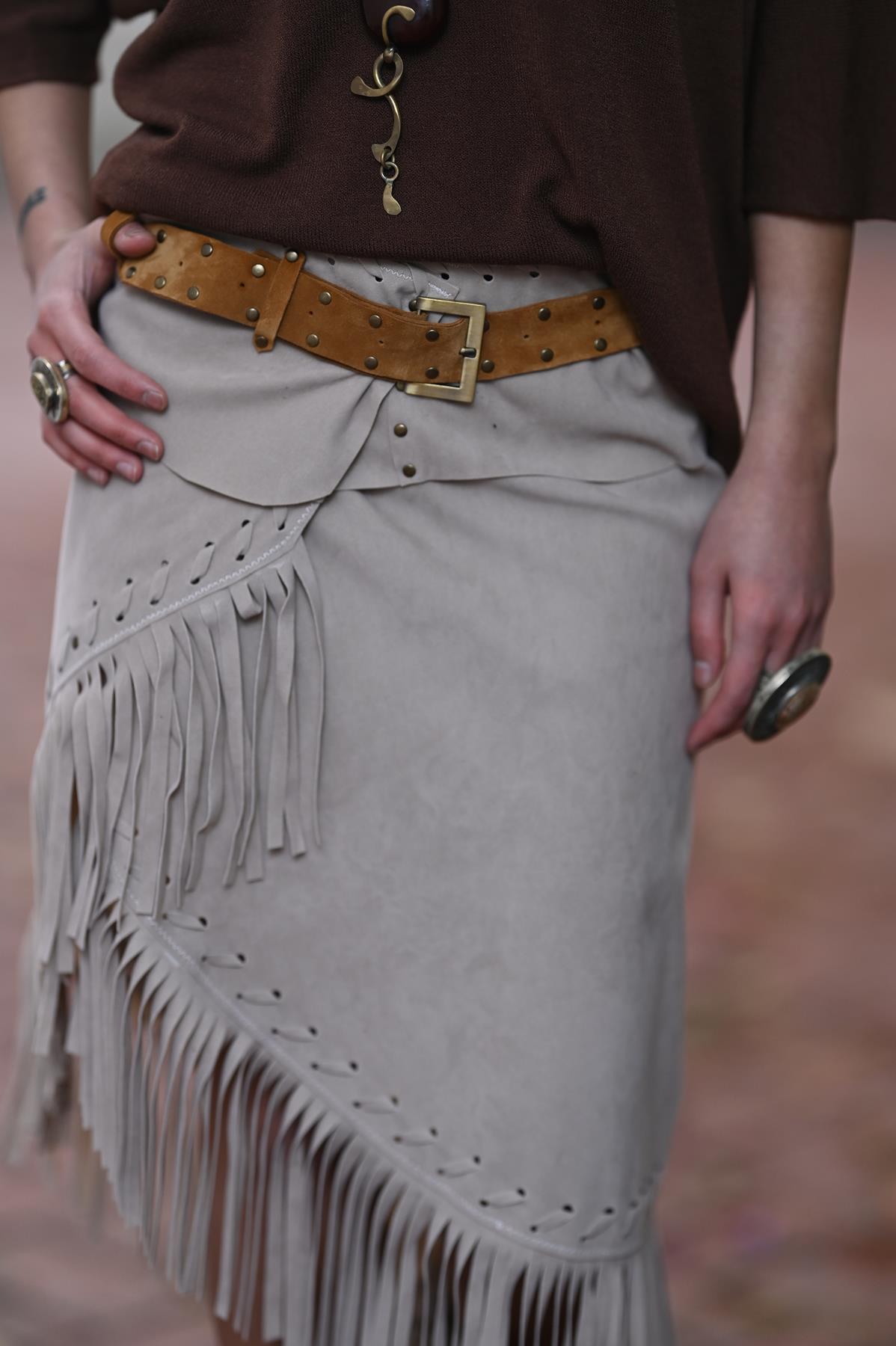 Krem Rengi Püsküllü Tasarım Kemerli Süet Anvelop Etek