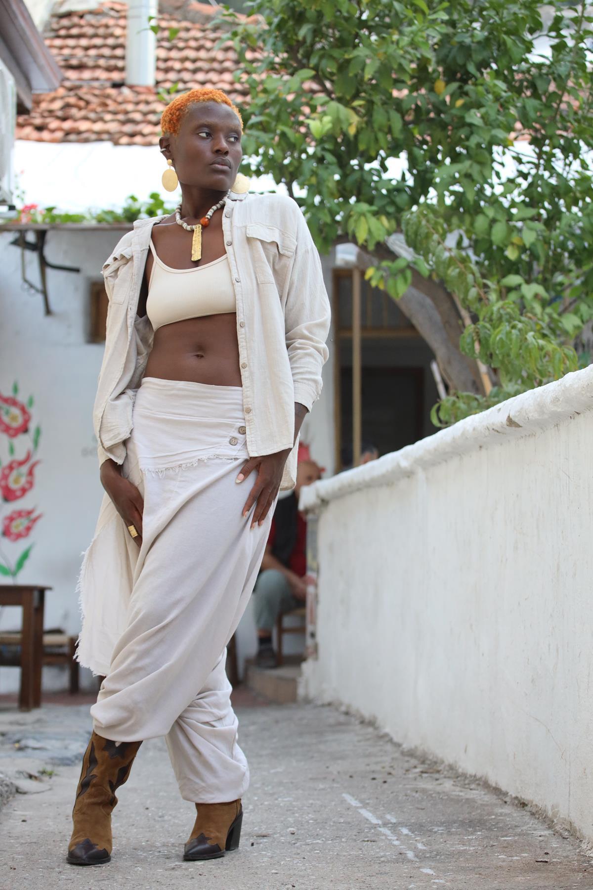 Krem Rengi Yanları Düğmeli Cepleri Kapaklı Gömlek