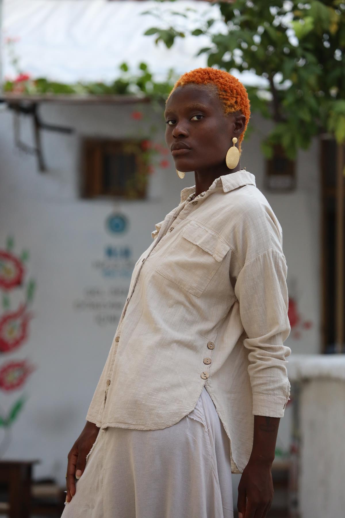 Krem Rengi Yanları Düğmeli Cepleri Kapaklı Gömlek