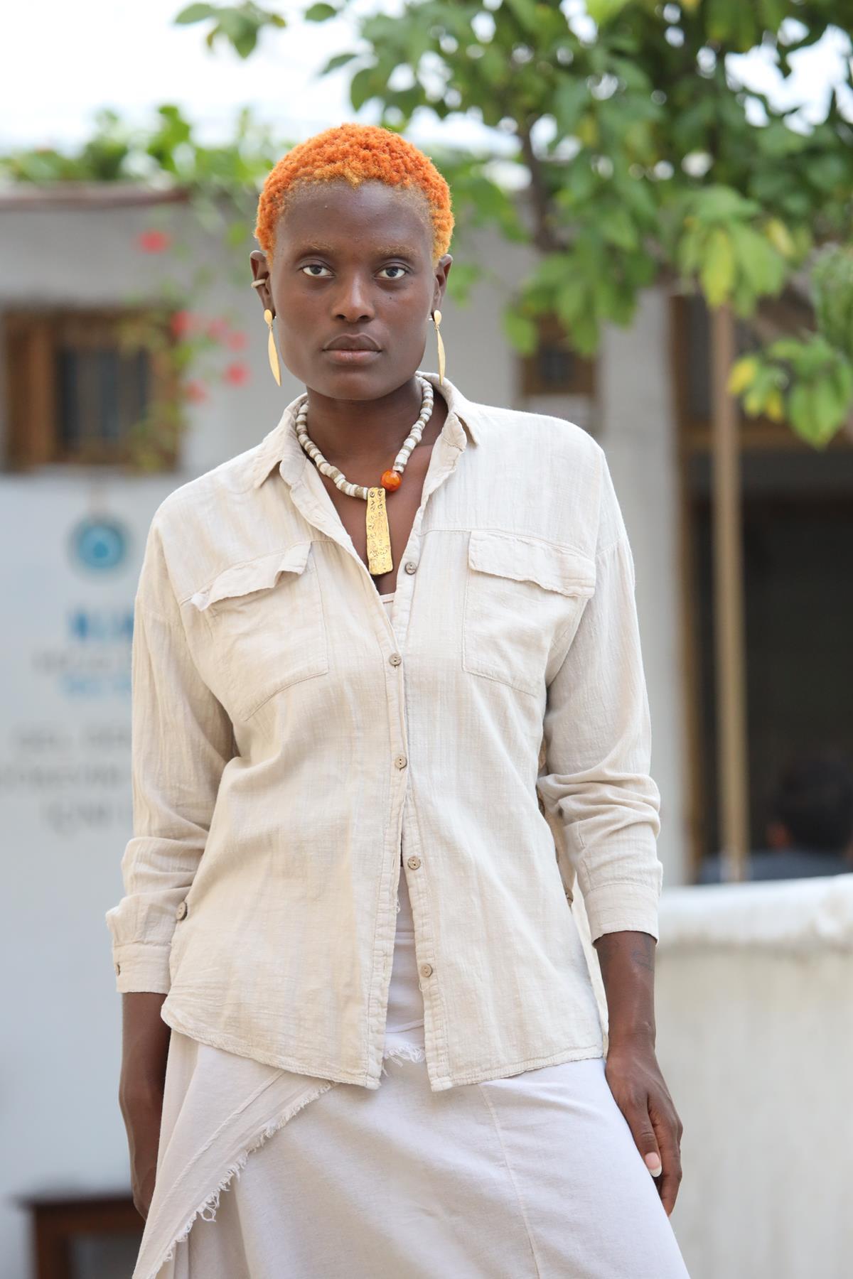 Krem Rengi Yanları Düğmeli Cepleri Kapaklı Gömlek