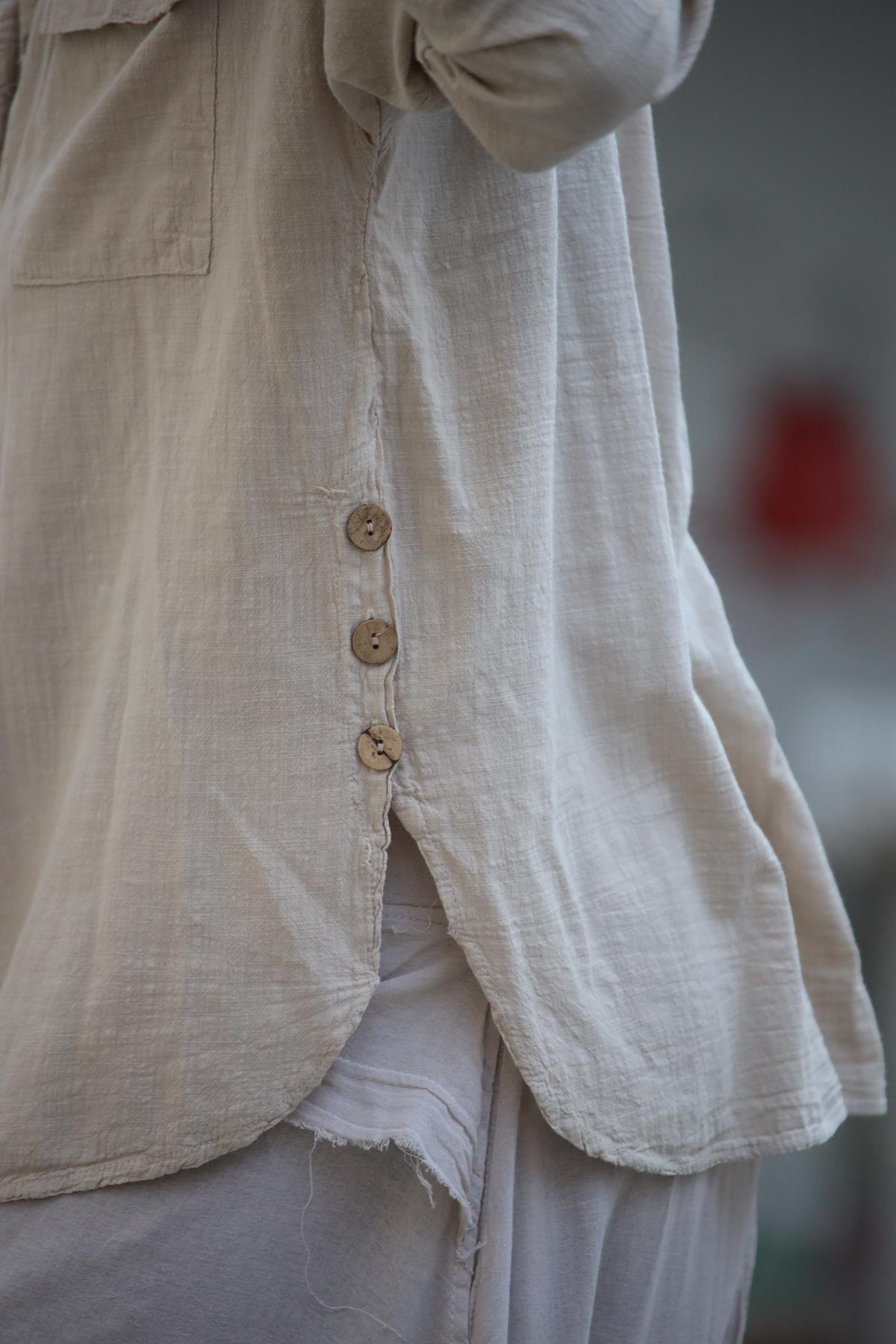 Krem Rengi Yanları Düğmeli Cepleri Kapaklı Gömlek