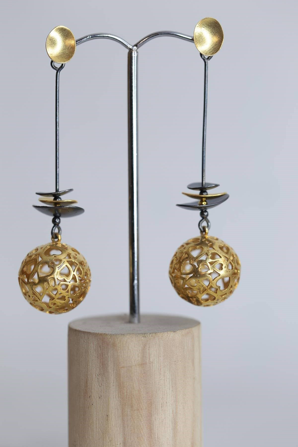 Küre Detaylı Sallantılı Gümüş Küpe - Şaman Butik Küre Detaylı Sallantılı Gümüş Küpe