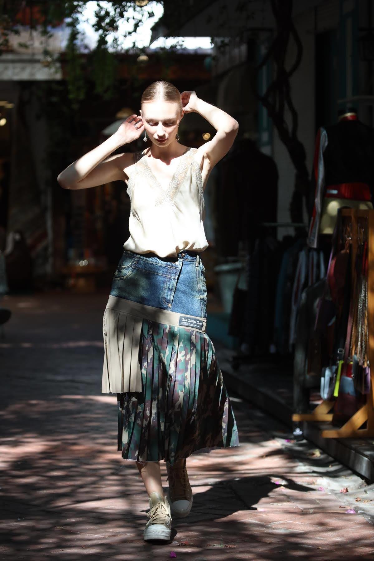 Lacivert Kamuflaj Parçalı Asimetrik Pileli Kot Etek