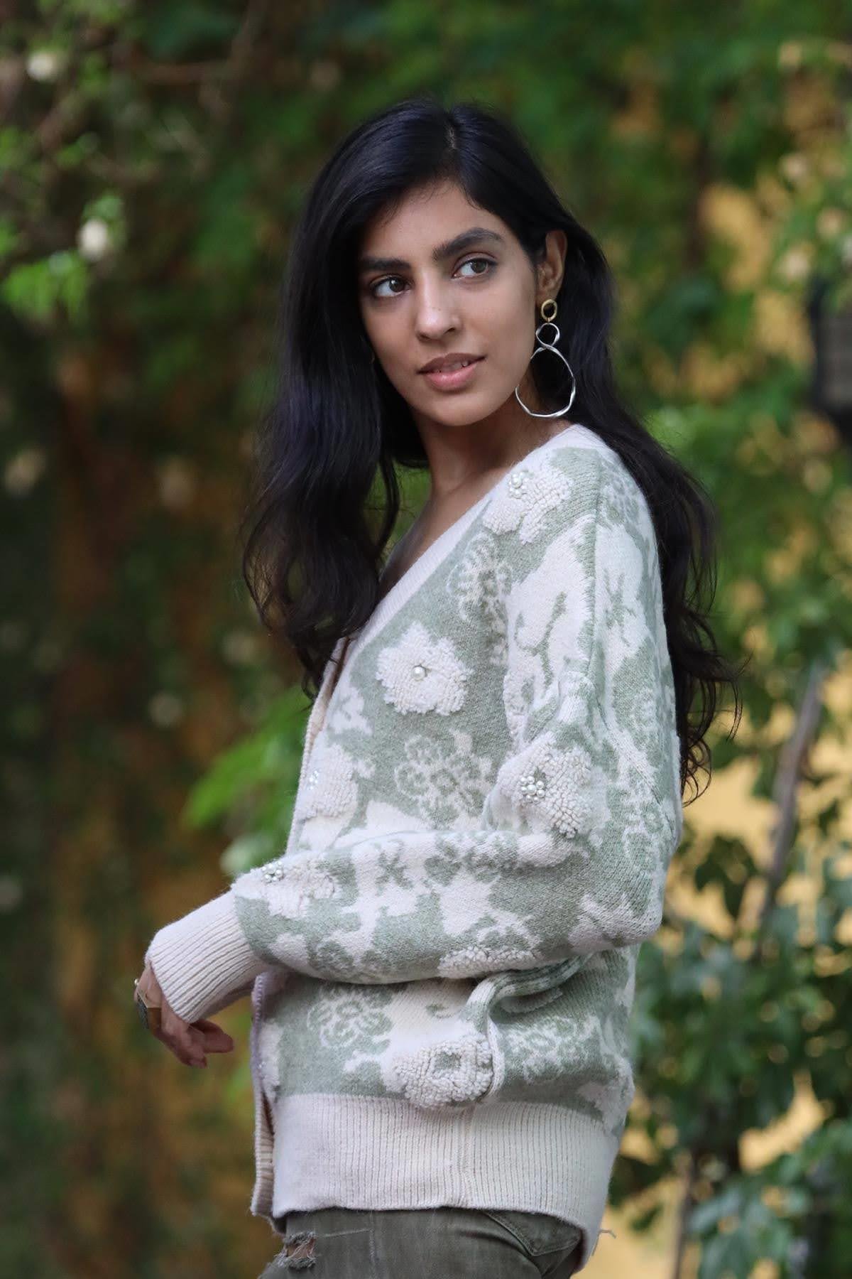 Mint Yeşili İnci Detaylı Çiçek Kabartmalı Hırka