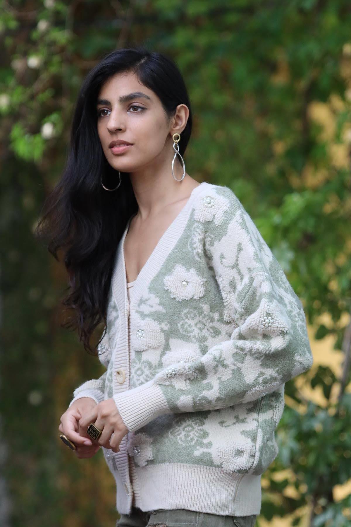 Mint Yeşili İnci Detaylı Çiçek Kabartmalı Hırka