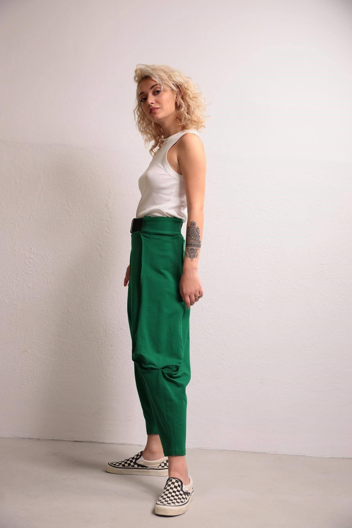  Zümrüt Yeşili Ağı Düşük Kemer Detay Şalvar Pantolon