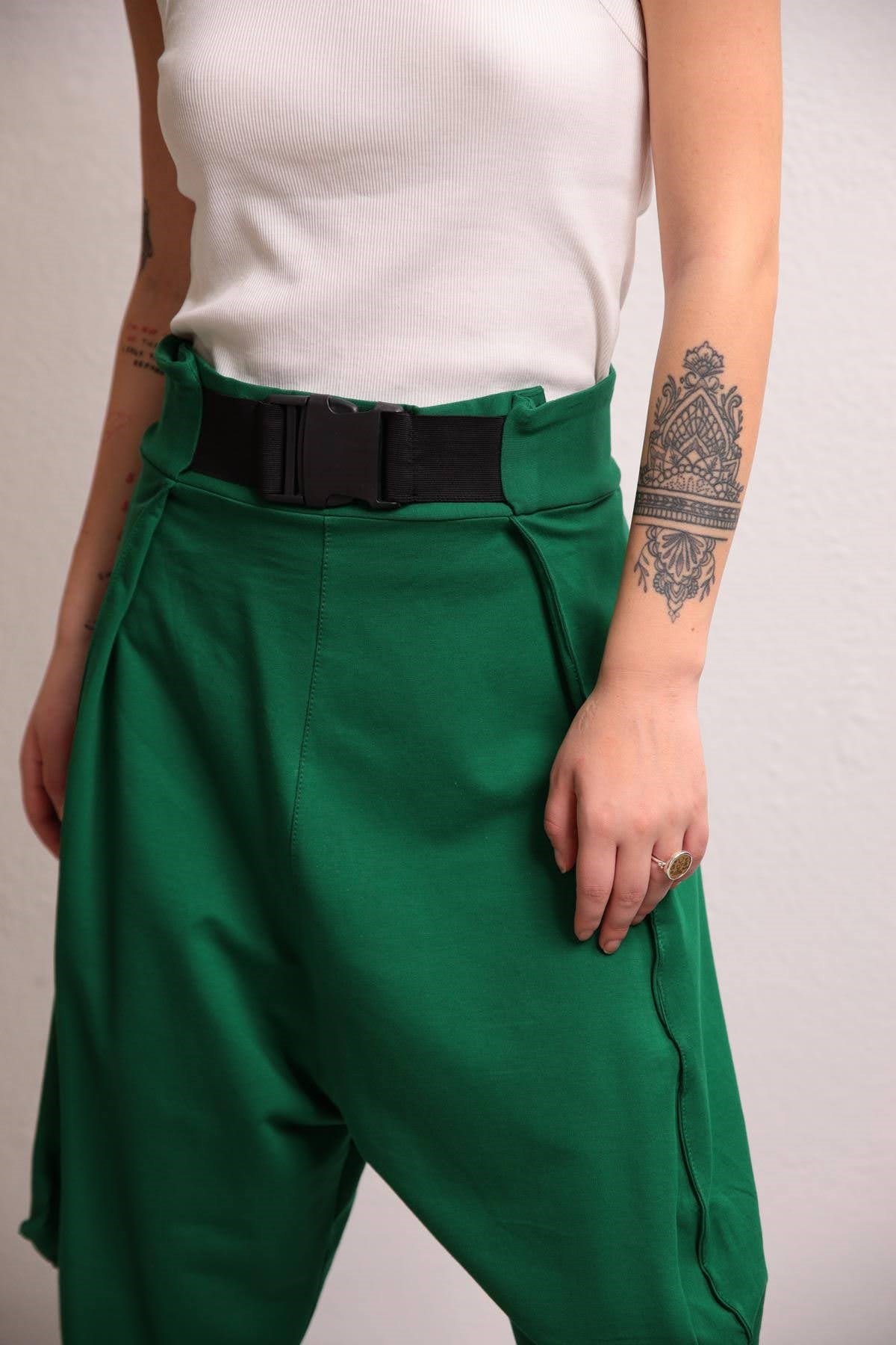  Zümrüt Yeşili Ağı Düşük Kemer Detay Şalvar Pantolon