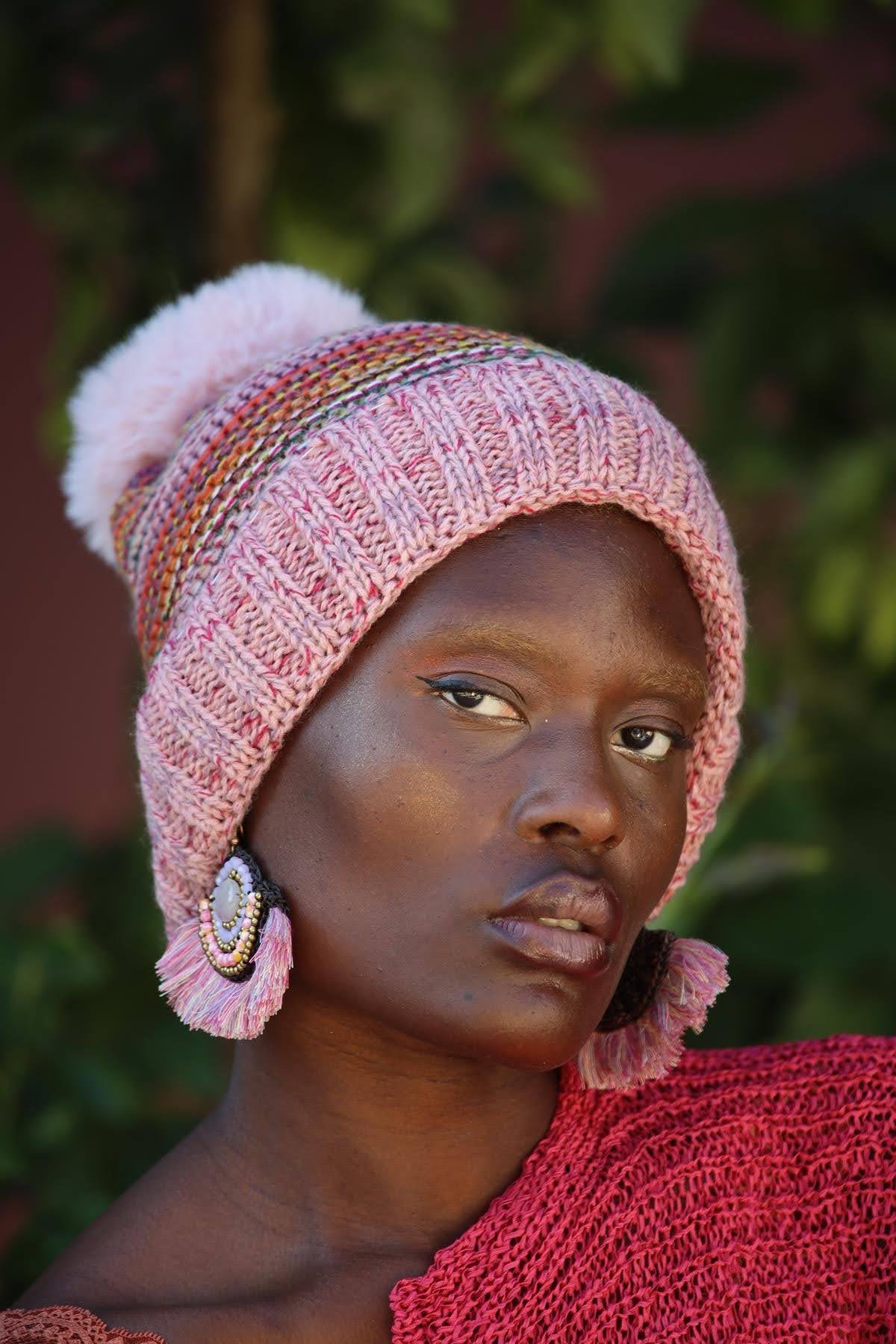 Pembe Çizgili İçi Peluş Ponponlu Örgü Bere