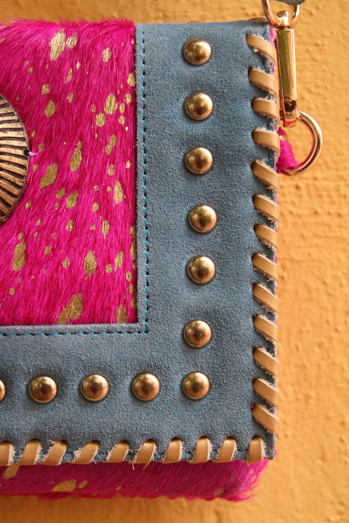 Pembe Taş Detaylı Tay Tüyü Tasarım Zarf Çanta