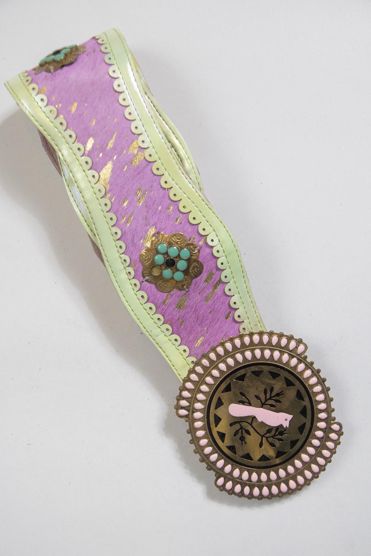 Pembe Tay Tüyü Büyük Tokalı Kemer