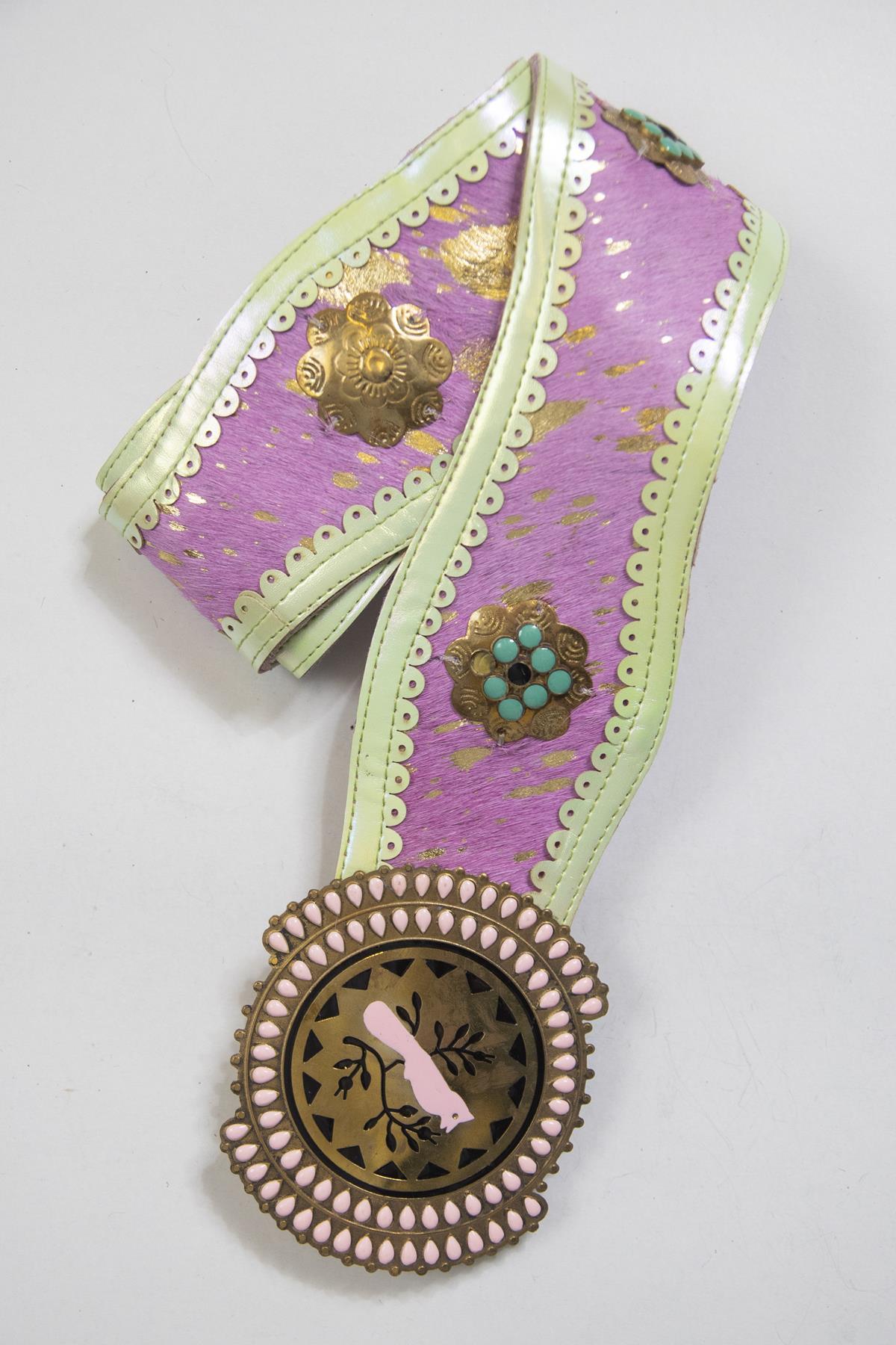 Pembe Tay Tüyü Büyük Tokalı Kemer