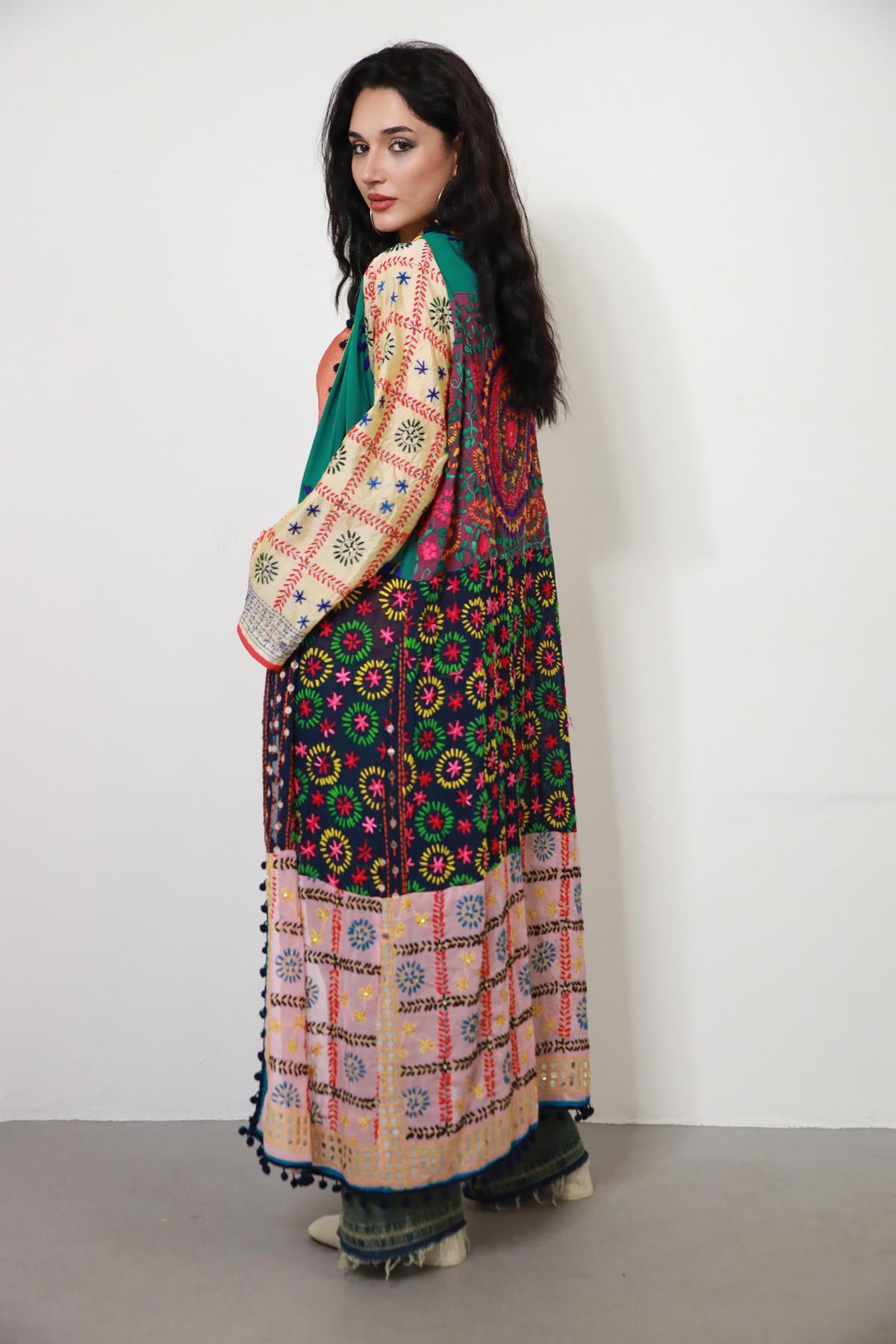 Renkli Pul İşlemeli Kenarları Ponponlu Bohem Kaftan