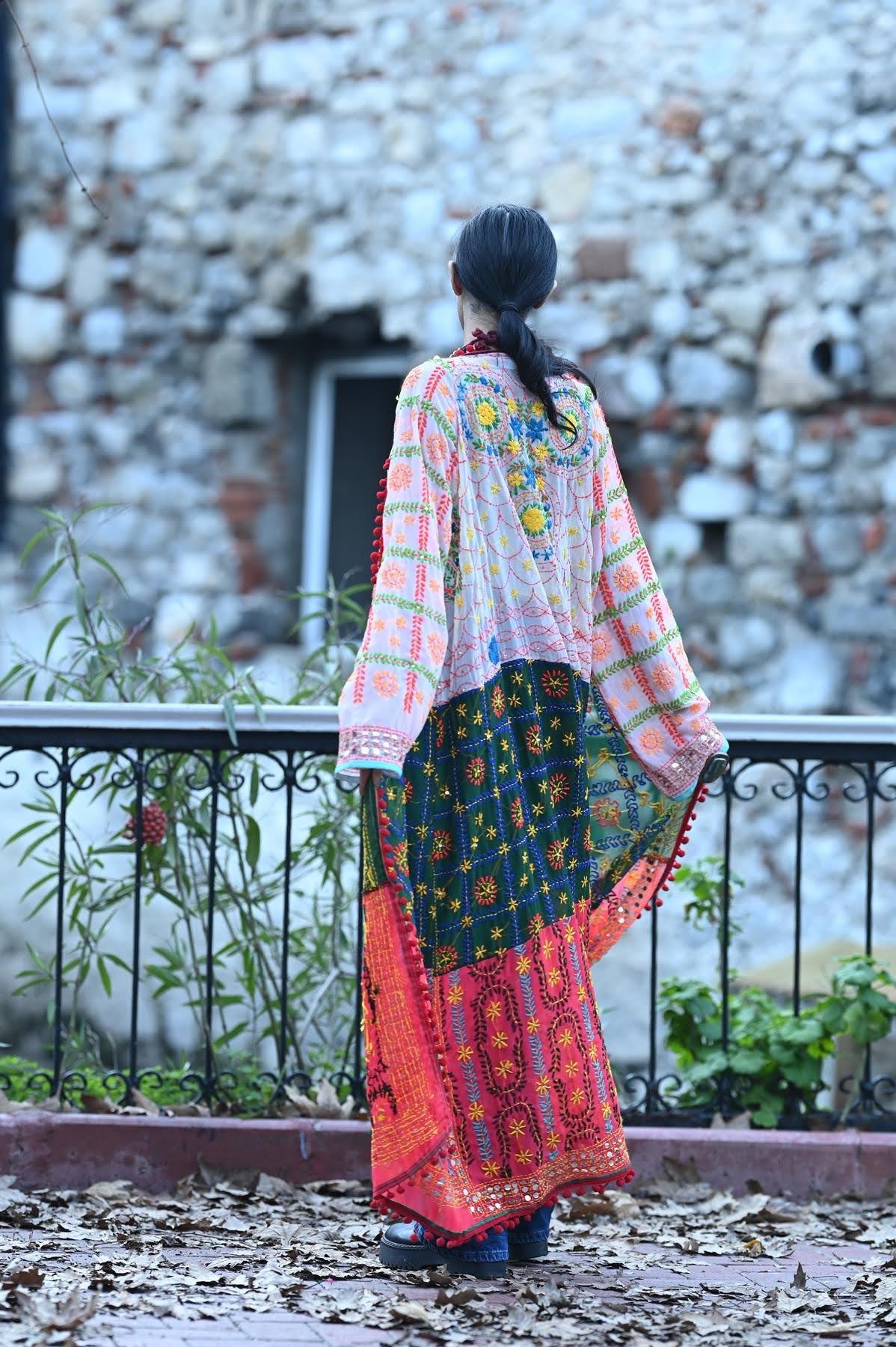 Renkli Pul İşlemeli Kenarları Ponponlu Bohem Kaftan