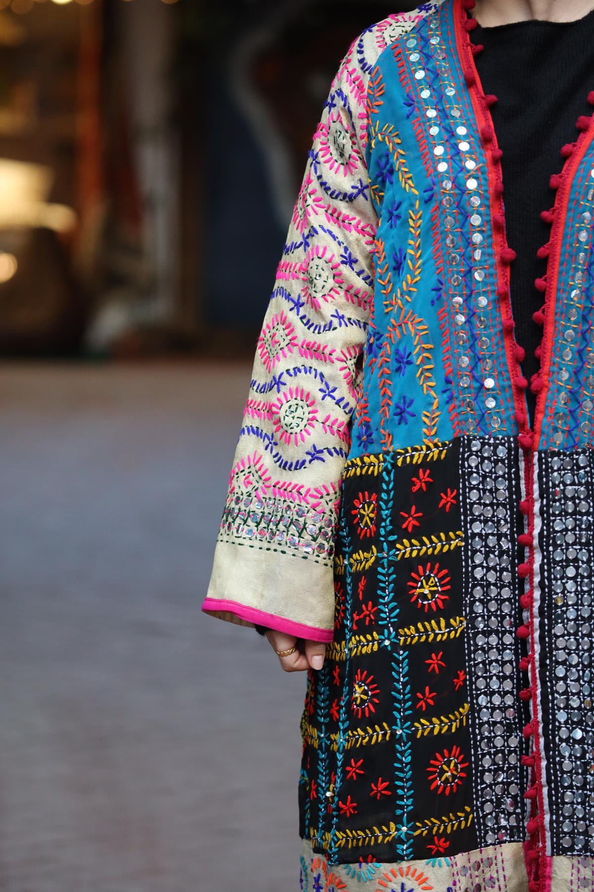 Renkli Pul İşlemeli Kenarları Ponponlu Bohem Kaftan