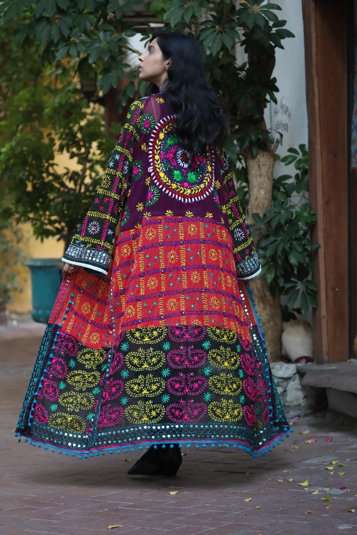 Renkli Pul İşlemeli Kenarları Ponponlu Bohem Kaftan