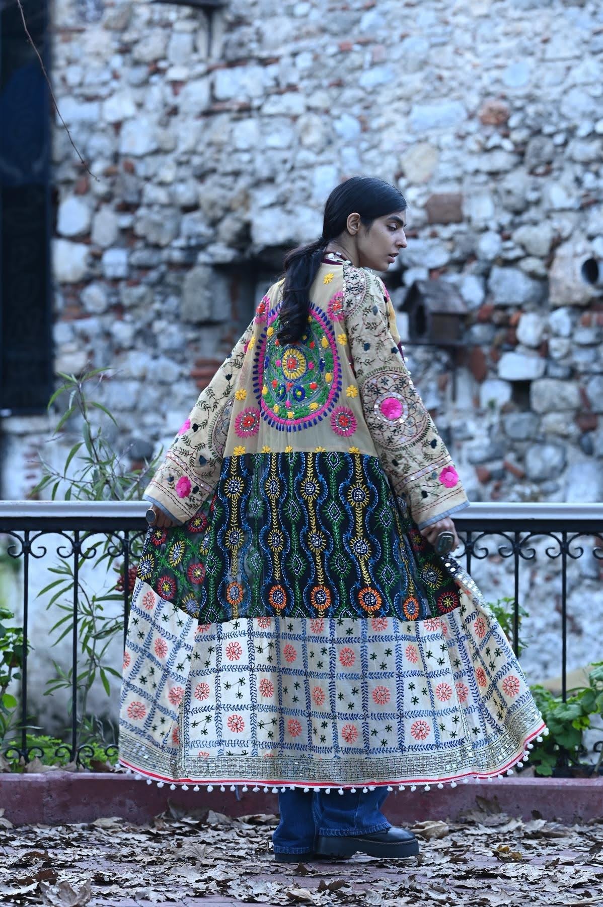 Renkli Pul İşlemeli Kenarları Ponponlu Bohem Kaftan