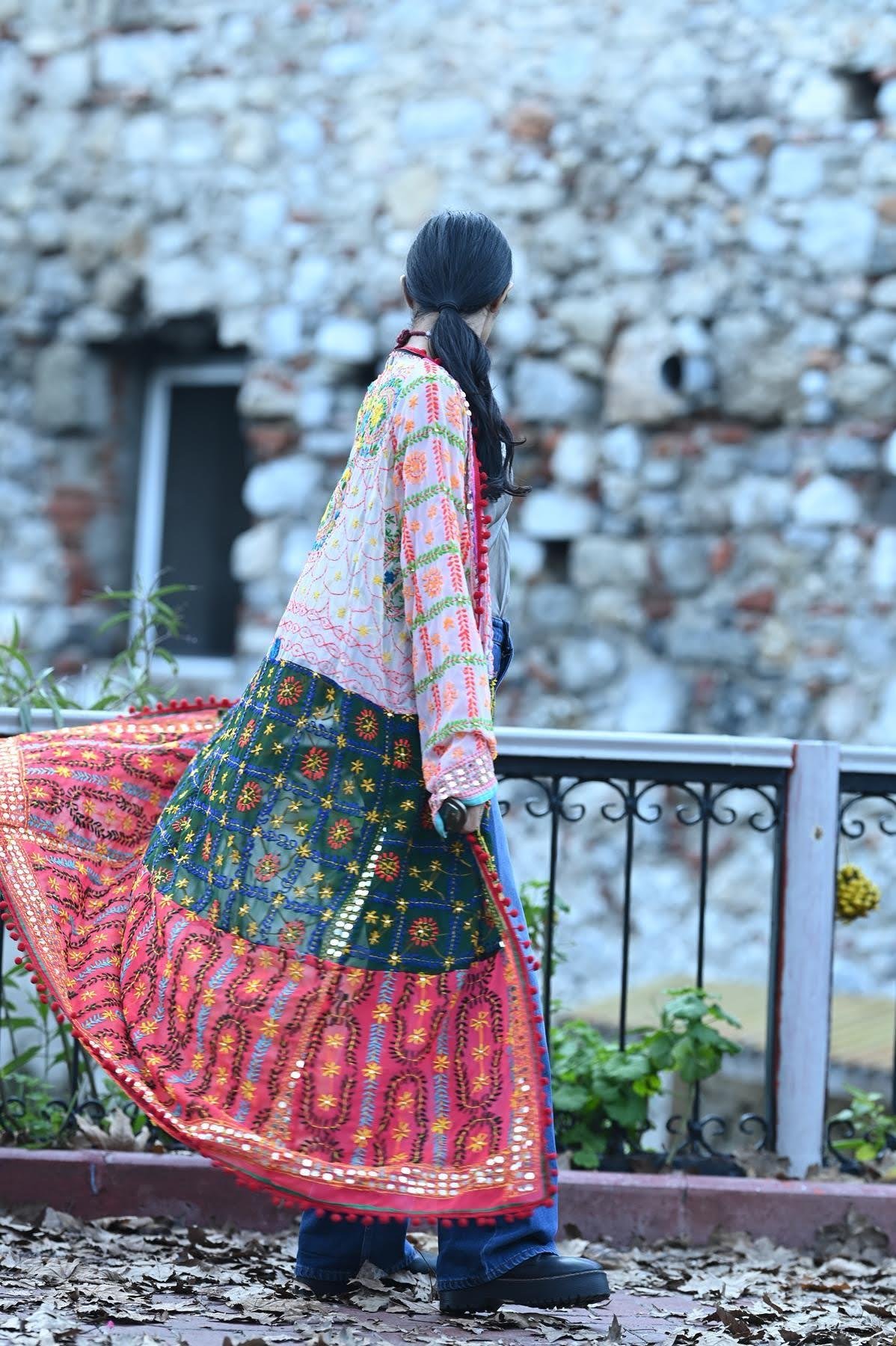 Renkli Pul İşlemeli Kenarları Ponponlu Bohem Kaftan