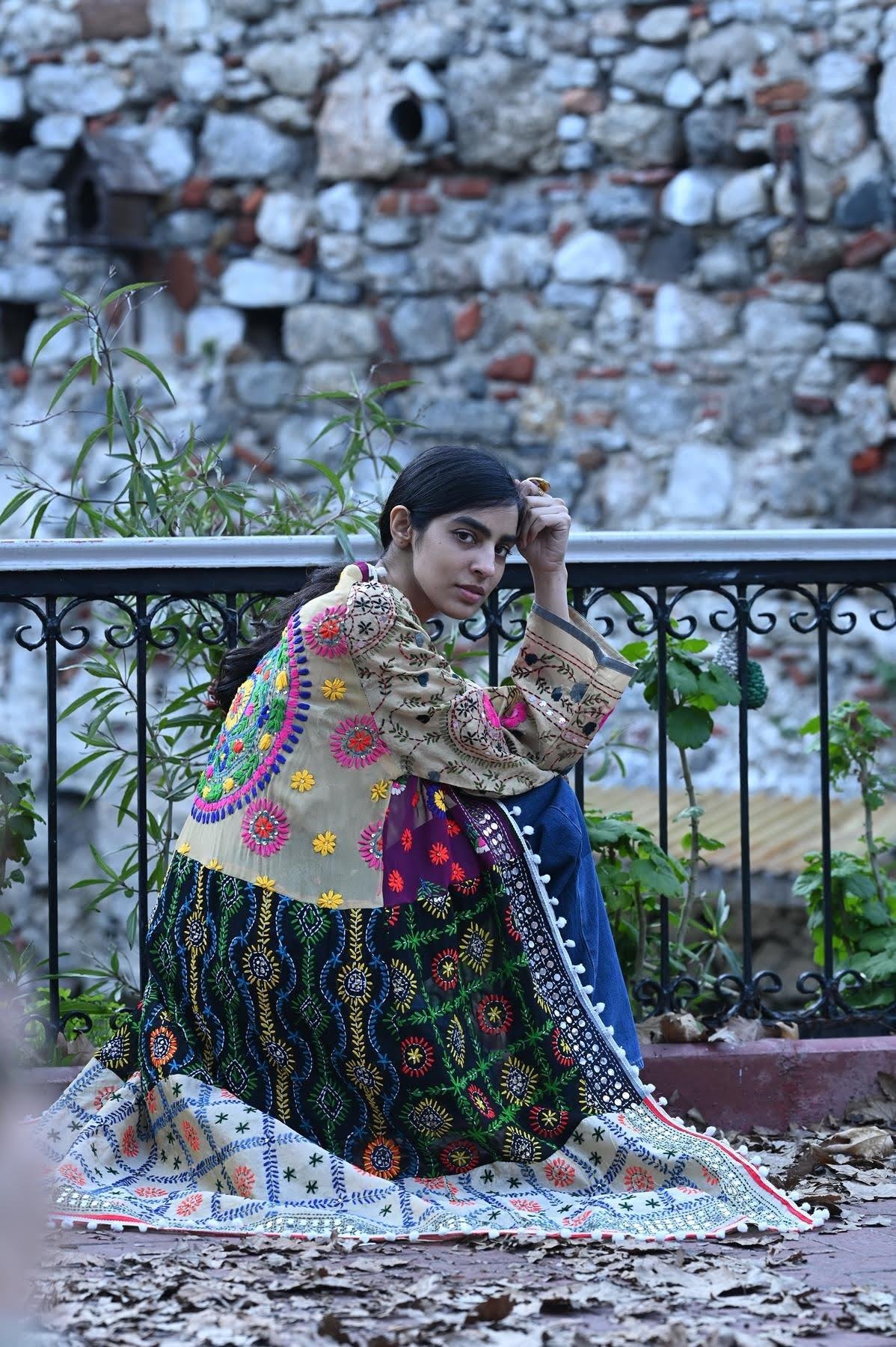 Renkli Pul İşlemeli Kenarları Ponponlu Bohem Kaftan