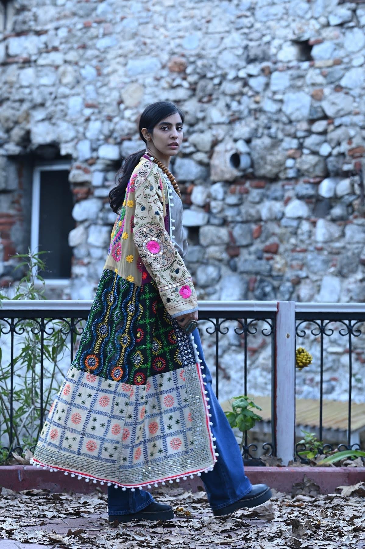 Renkli Pul İşlemeli Kenarları Ponponlu Bohem Kaftan