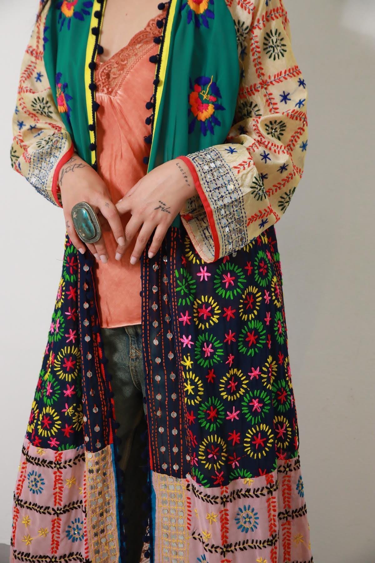 Renkli Pul İşlemeli Kenarları Ponponlu Bohem Kaftan