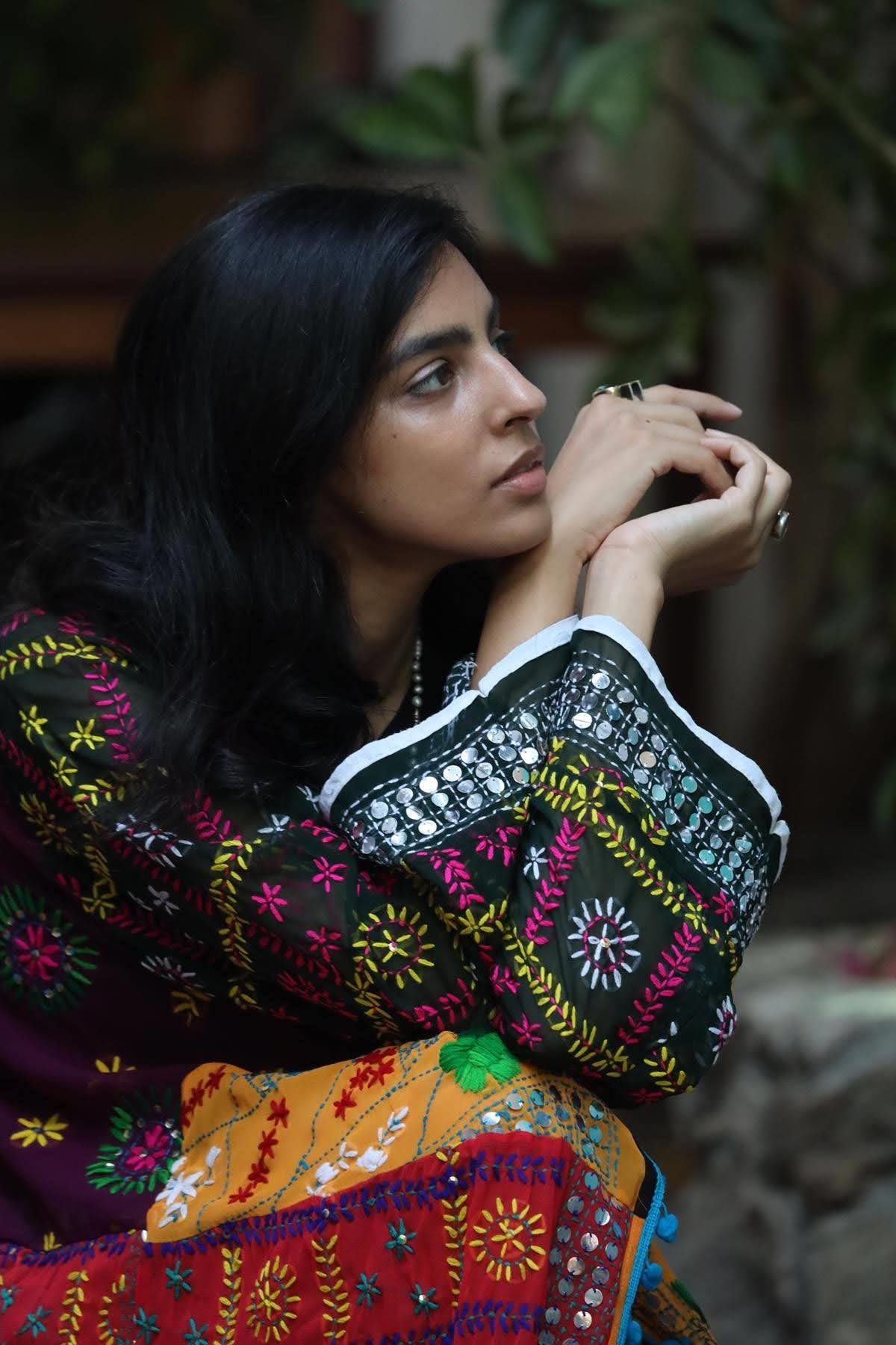 Renkli Pul İşlemeli Kenarları Ponponlu Bohem Kaftan